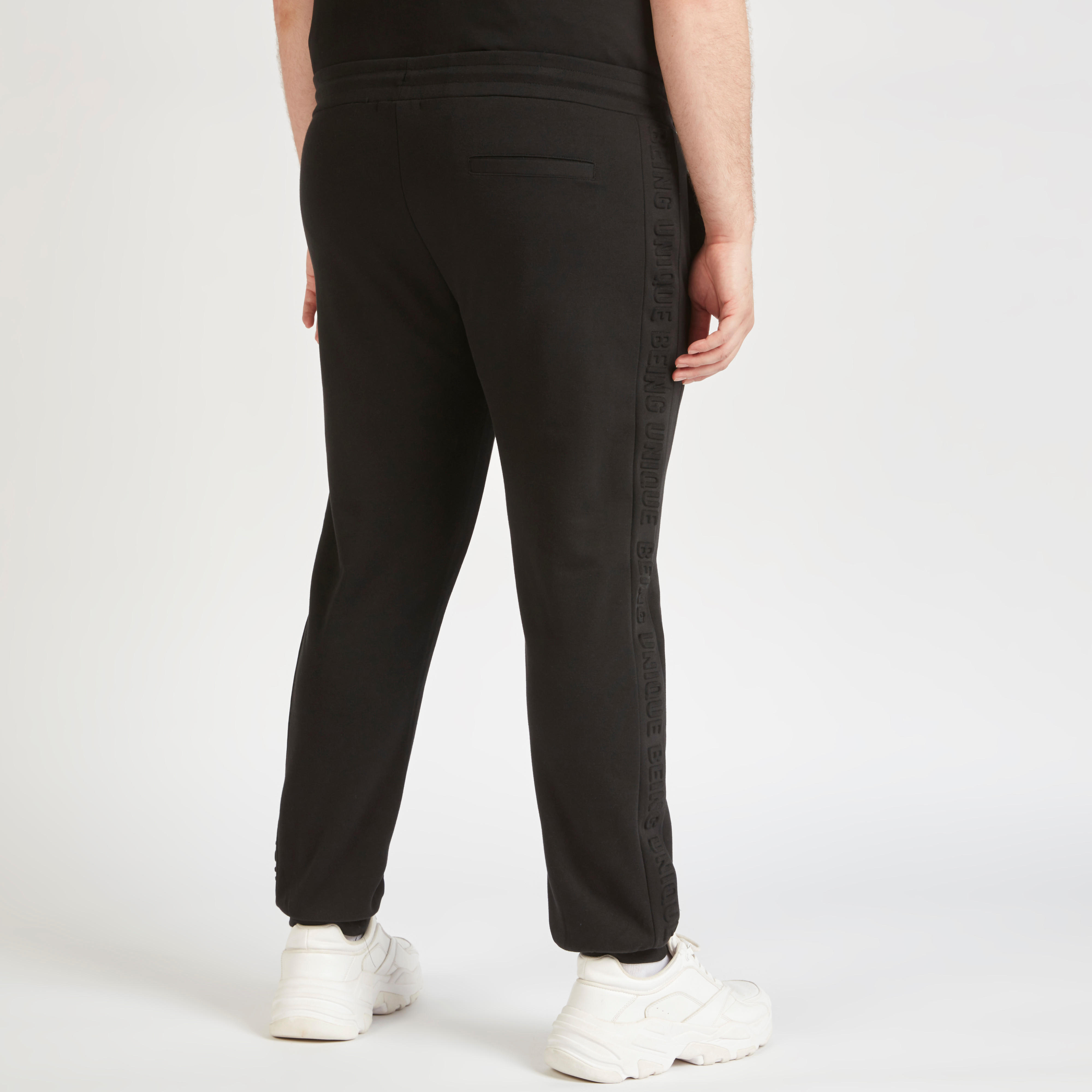 بنطلون رياضي بنقوش نصية وخصر متوسط الارتفاع ورباط إغلاق-men-clothing-bottoms-joggers-image-2