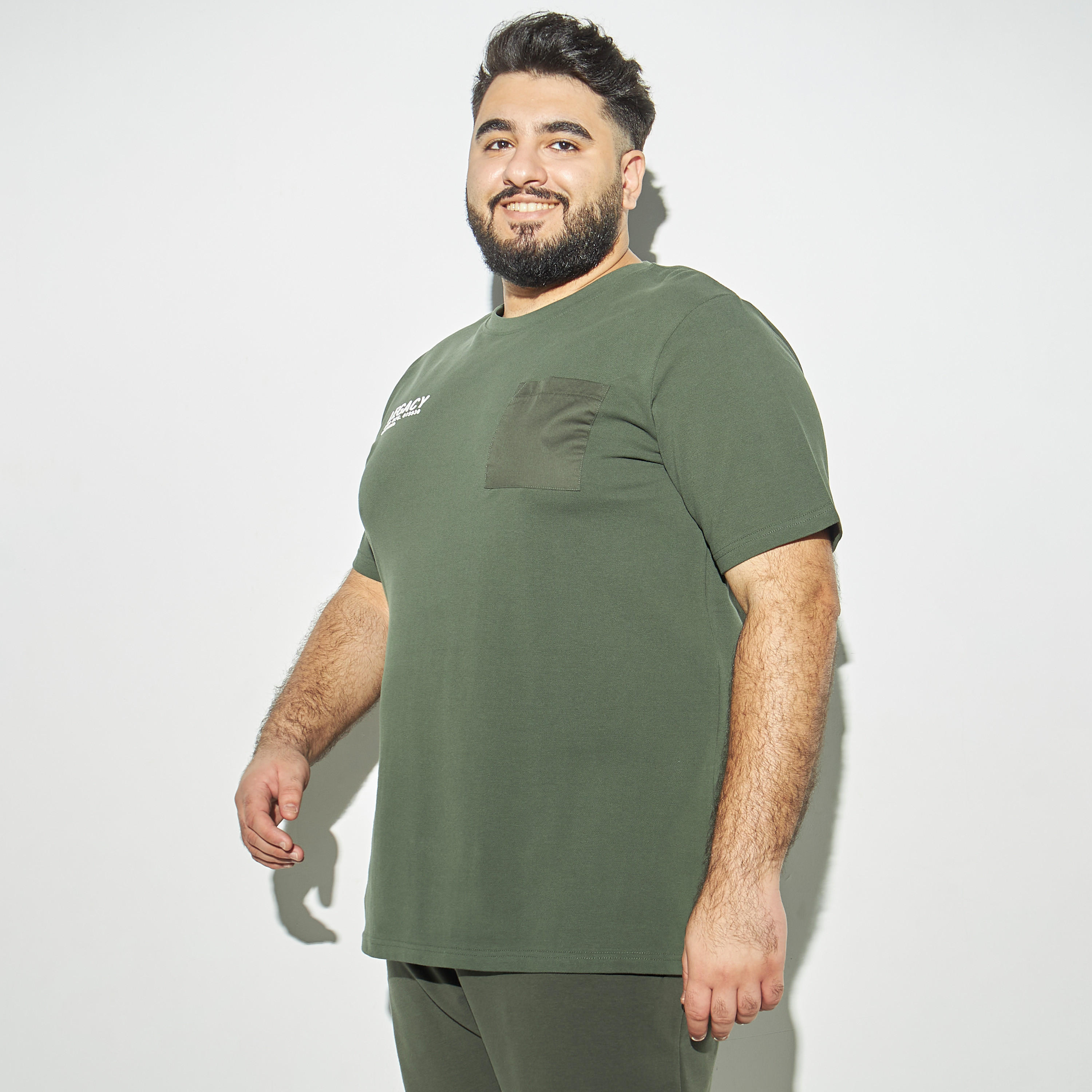 تيشيرت مقاس كبير بياقة ضيّقة وجيوب وطبعات-men-clothing-tshirtsandpolos-tshirts-image-4