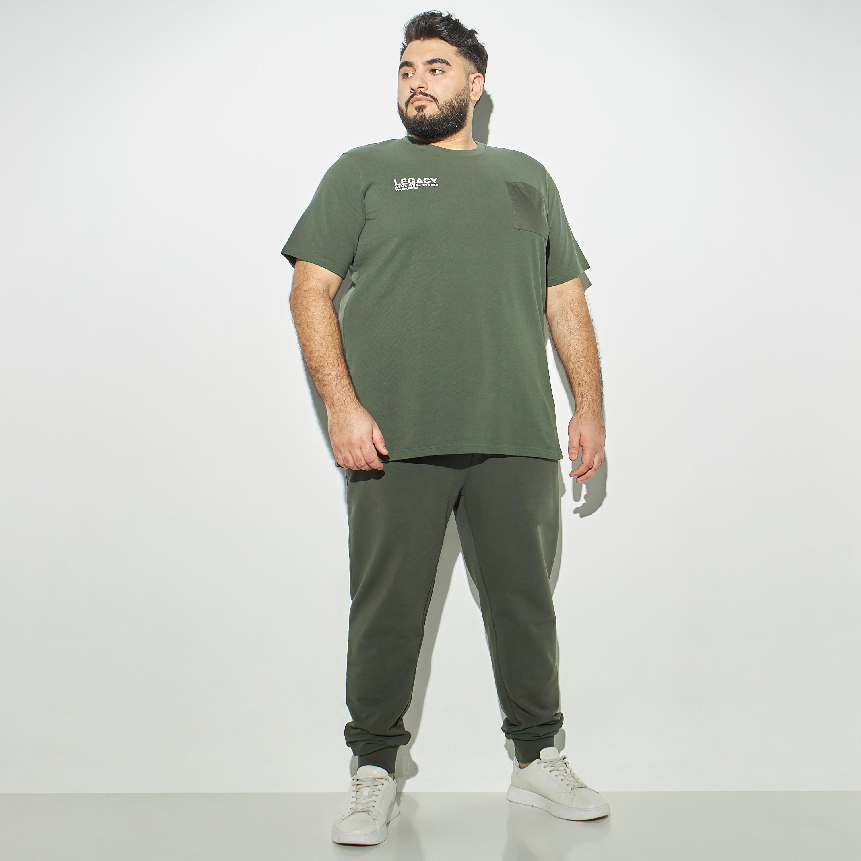 تيشيرت مقاس كبير بياقة ضيّقة وجيوب وطبعات-men-clothing-tshirtsandpolos-tshirts-image-3