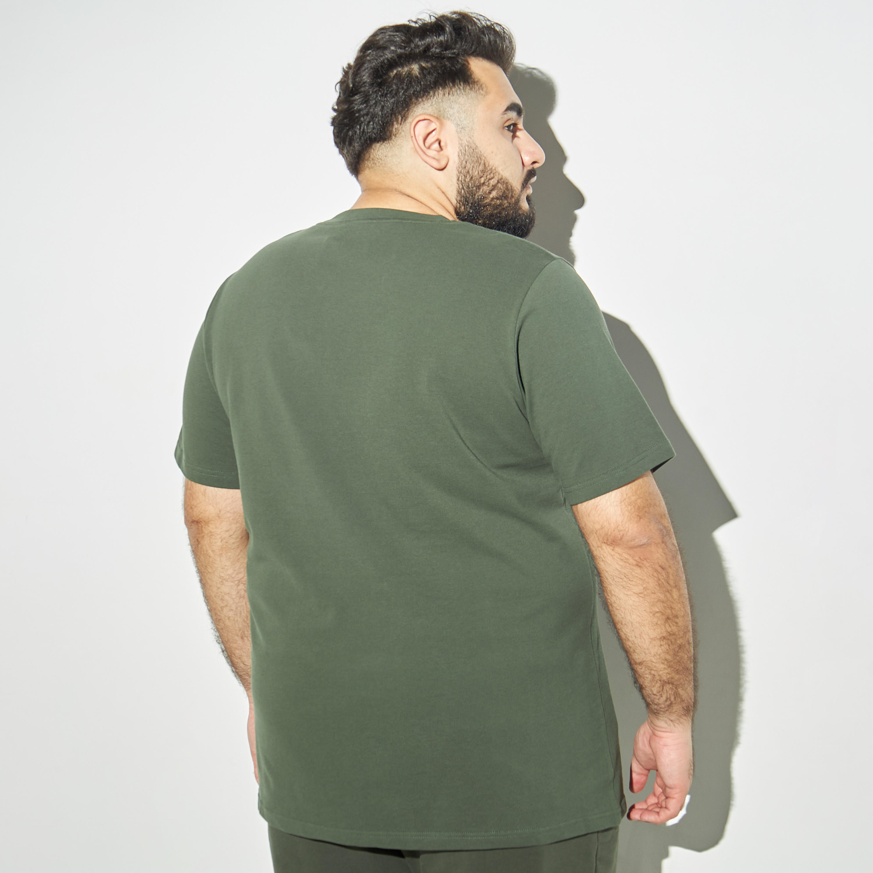 تيشيرت مقاس كبير بياقة ضيّقة وجيوب وطبعات-men-clothing-tshirtsandpolos-tshirts-image-2