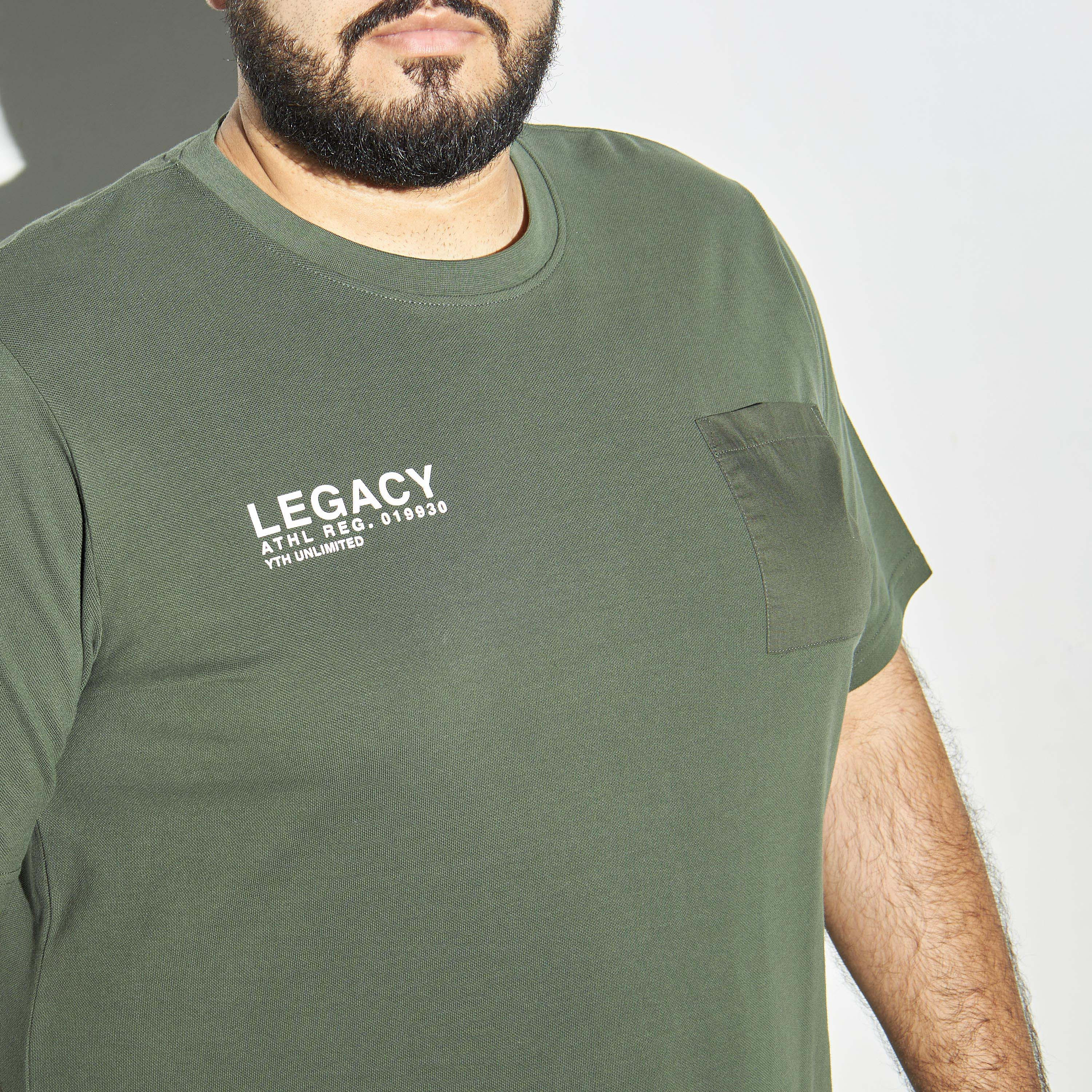 تيشيرت مقاس كبير بياقة ضيّقة وجيوب وطبعات-men-clothing-tshirtsandpolos-tshirts-image-1