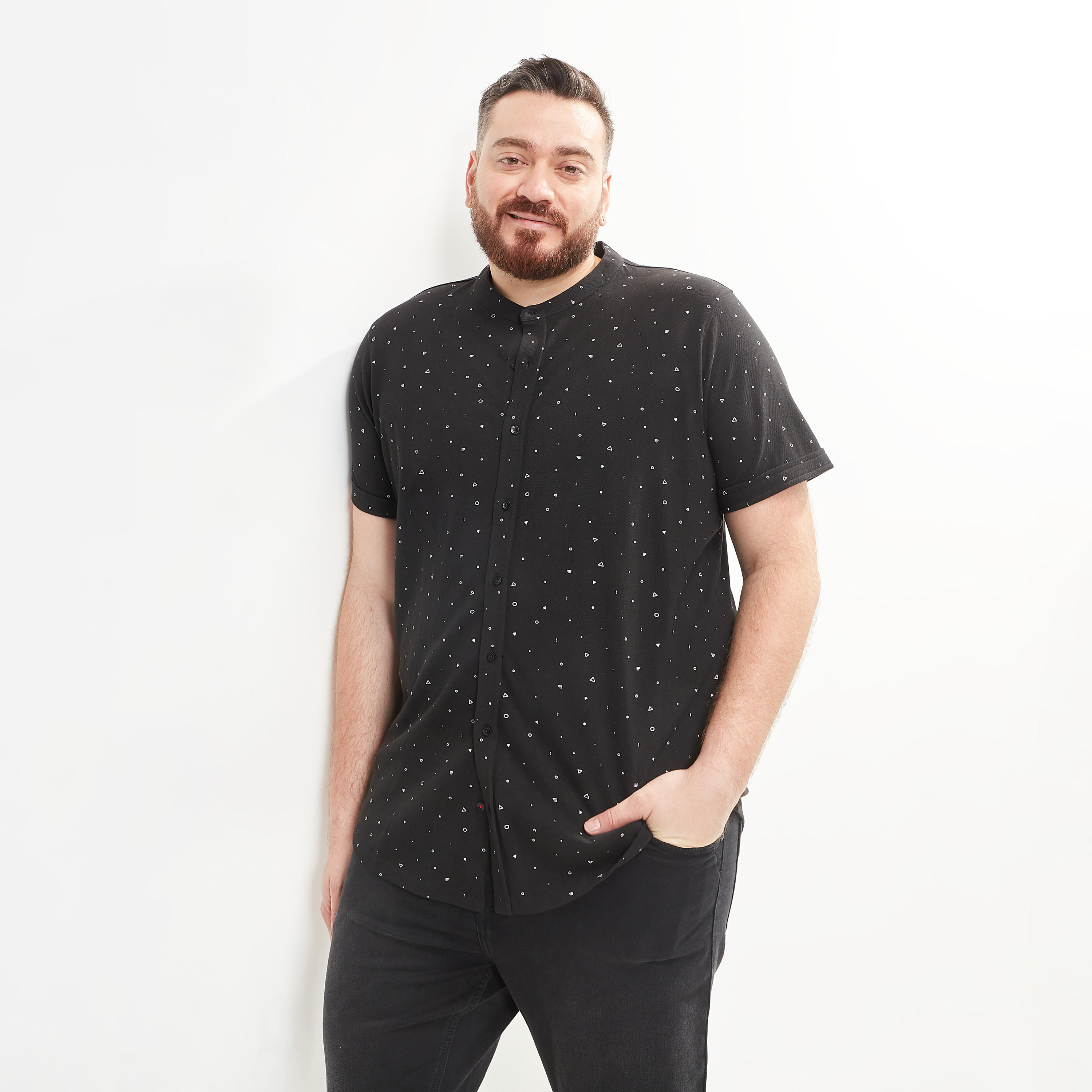 قميص بياقة عادية وأكمام قصيرة وطبعات-men-clothing-shirts-image-6