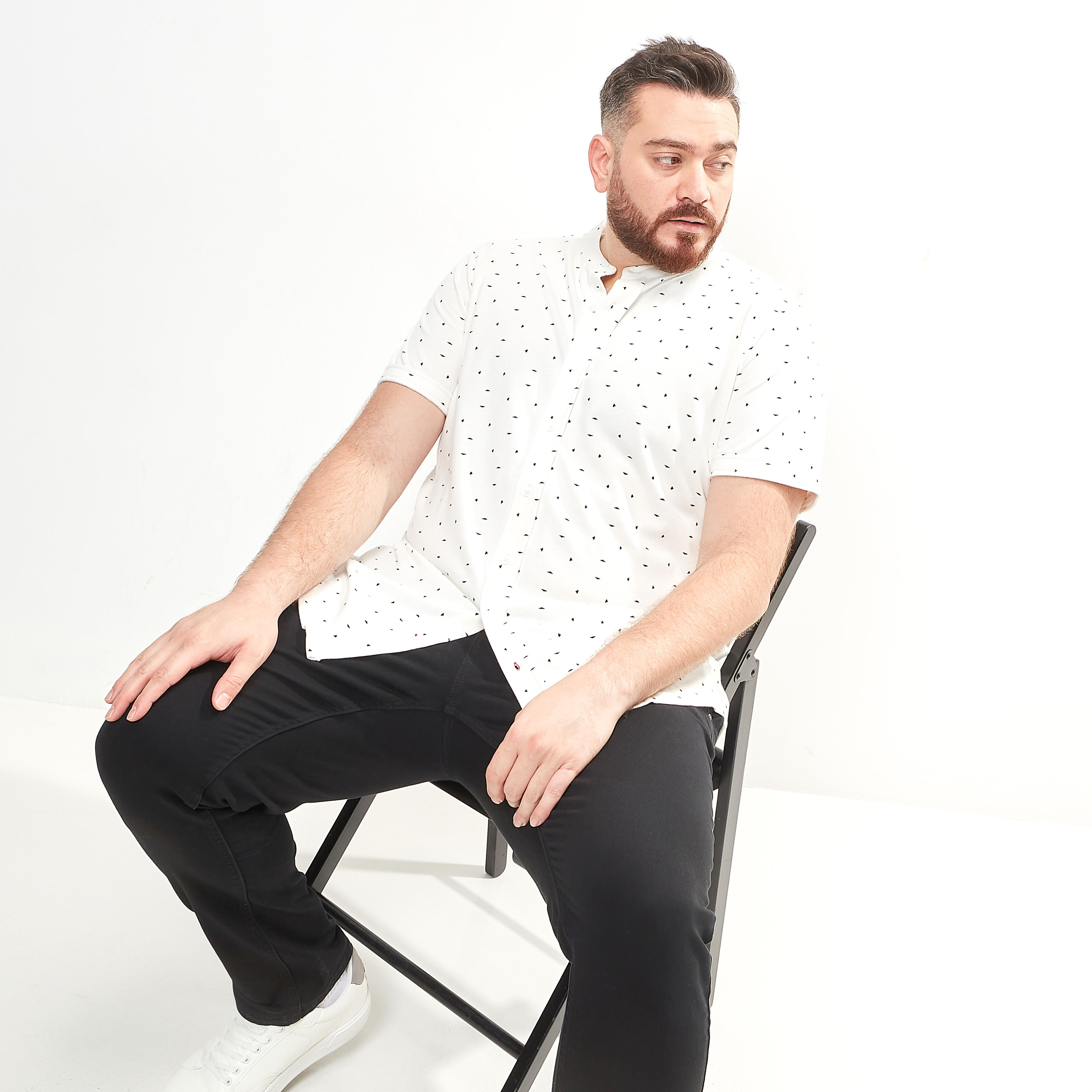 قميص بياقة عادية وأكمام قصيرة وطبعات-men-clothing-shirts-image-1