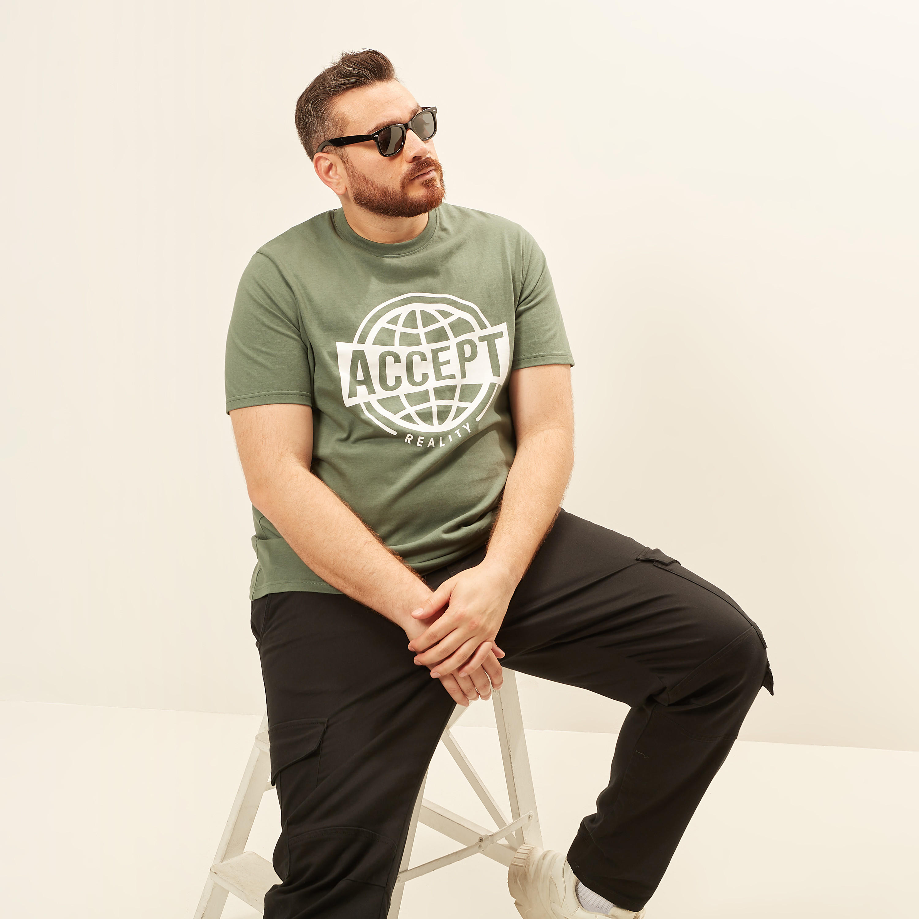 تيشيرت بياقة ضيقة وأكمام قصيرة وطبعات-men-clothing-tshirtsandpolos-tshirts-image-1