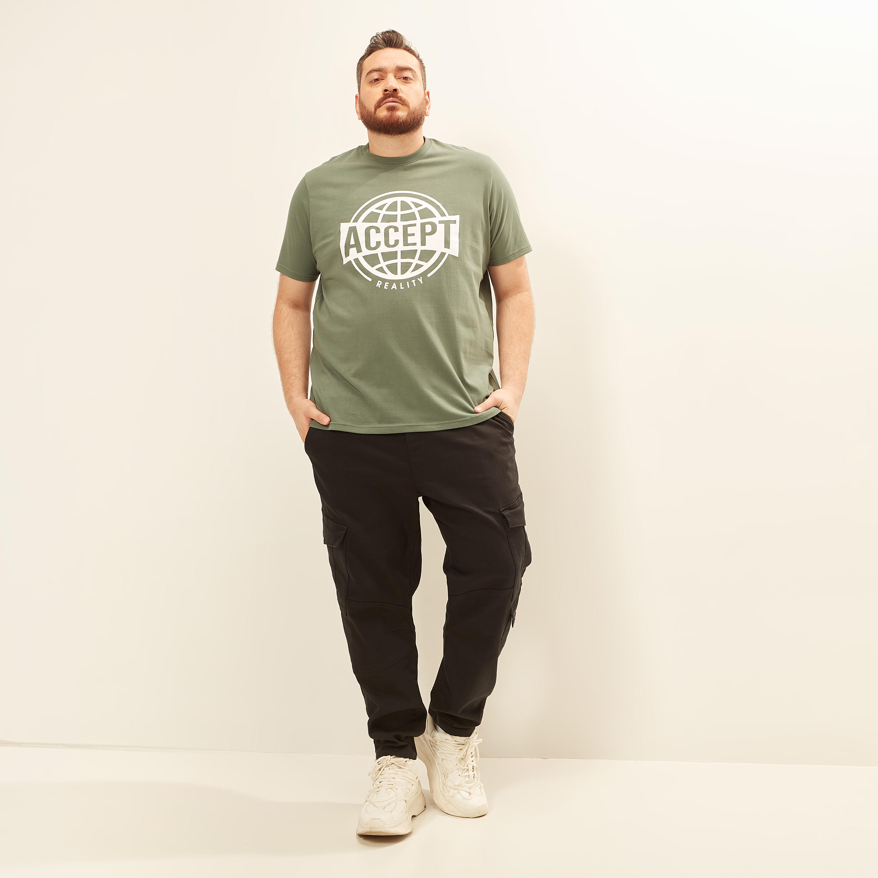 تيشيرت بياقة ضيقة وأكمام قصيرة وطبعات-men-clothing-tshirtsandpolos-tshirts-image-2