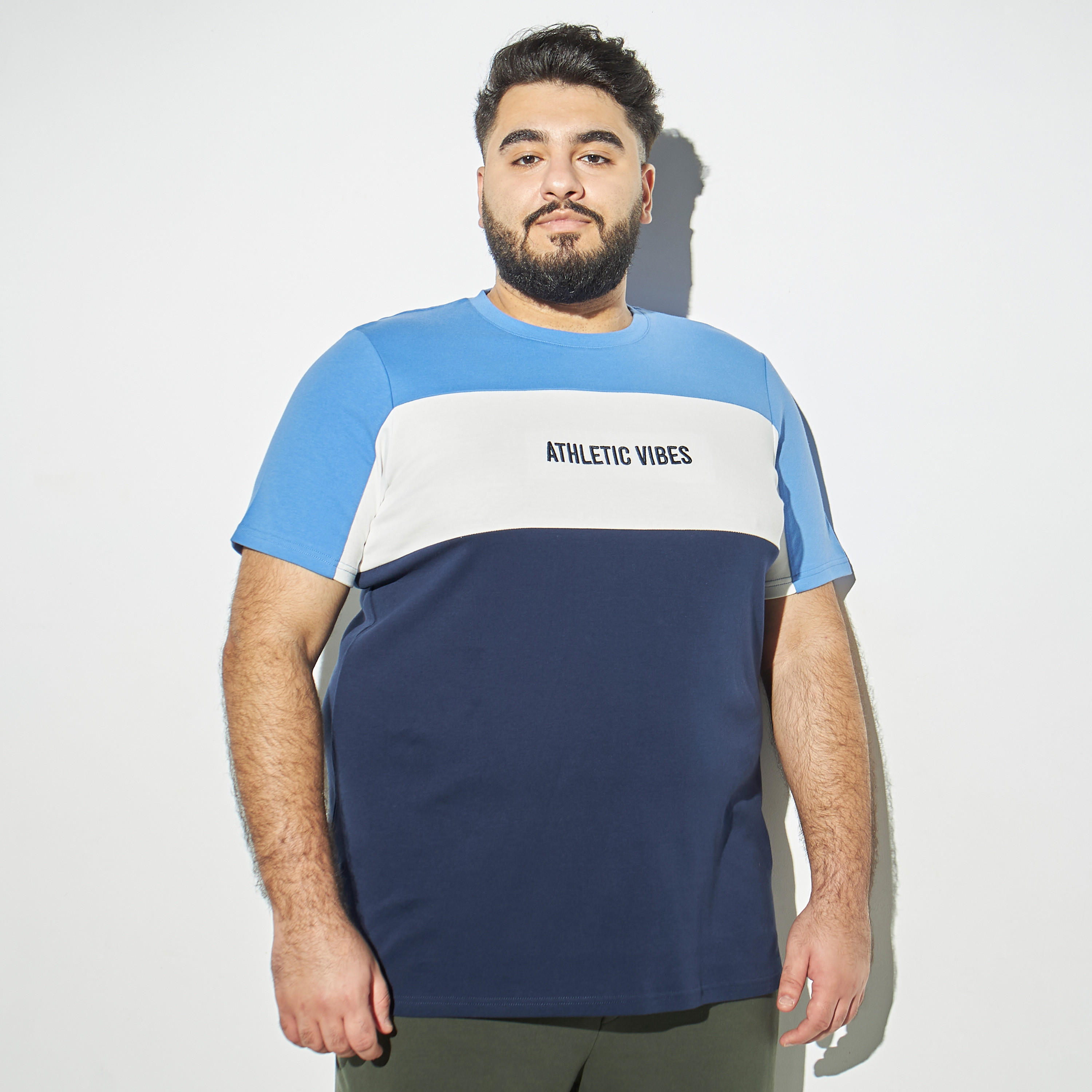 تيشيرت مقاس كبير بقوالب ملوّنة وياقة ضيقة-men-clothing-tshirtsandpolos-tshirts-image-4