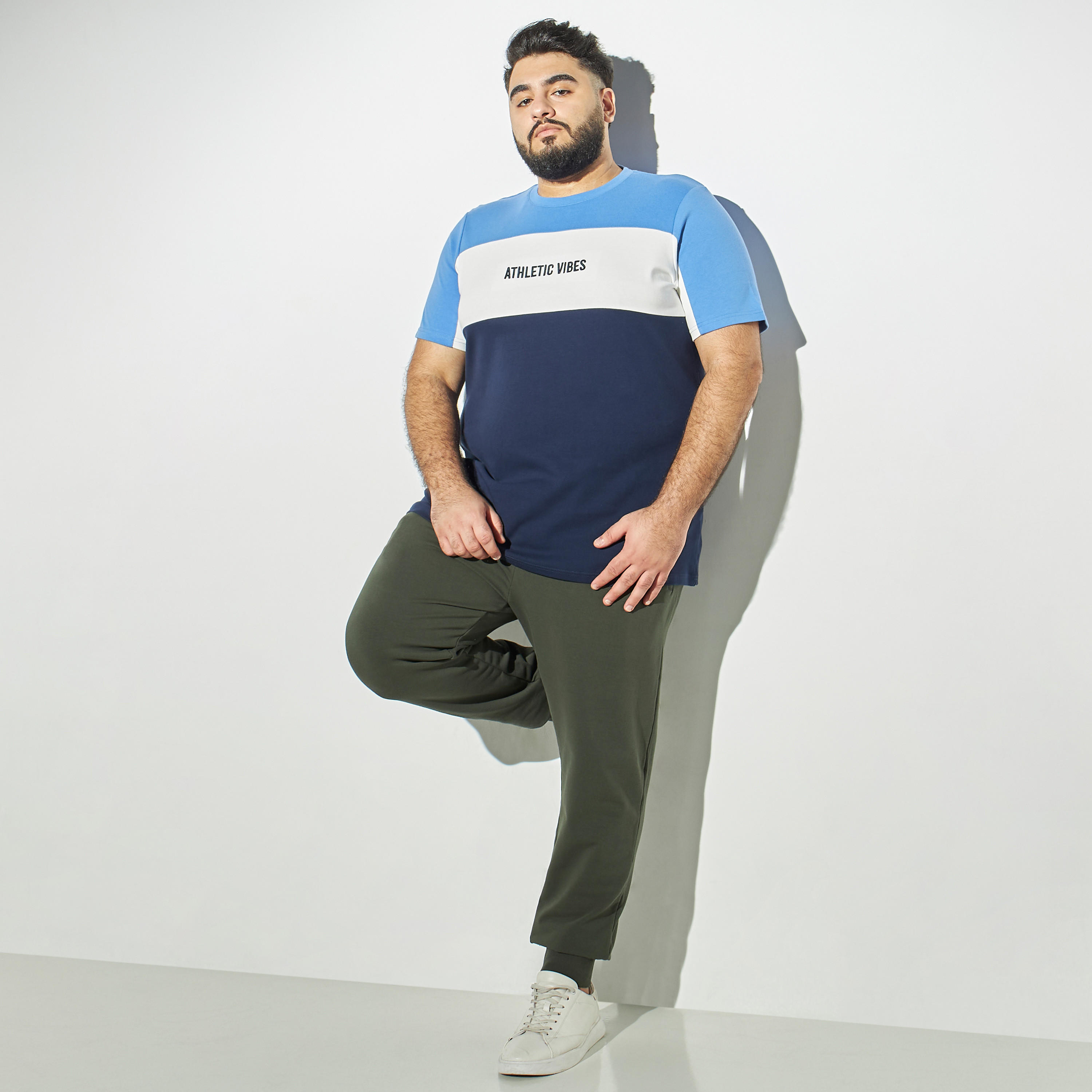 تيشيرت مقاس كبير بقوالب ملوّنة وياقة ضيقة-men-clothing-tshirtsandpolos-tshirts-image-3