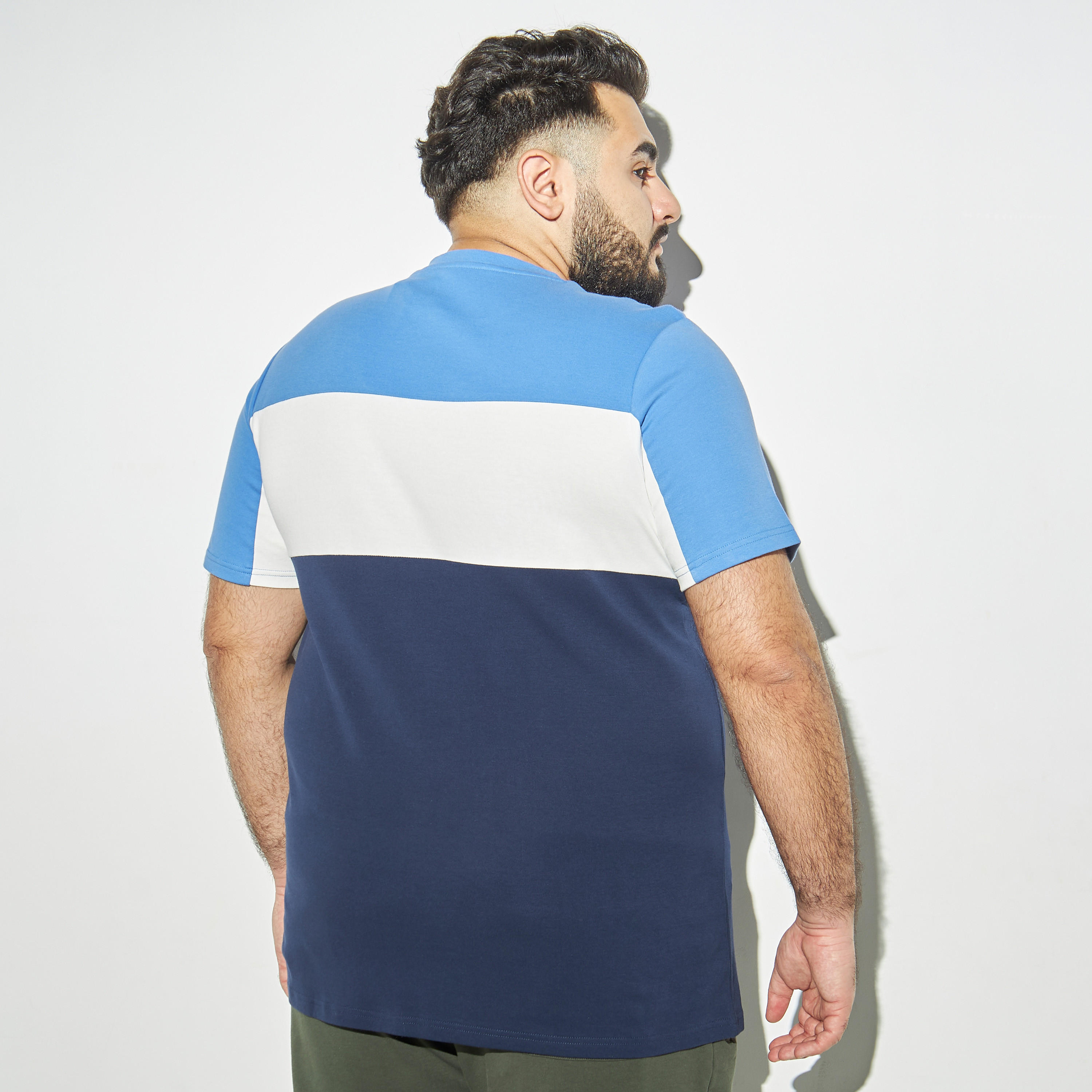 تيشيرت مقاس كبير بقوالب ملوّنة وياقة ضيقة-men-clothing-tshirtsandpolos-tshirts-image-2