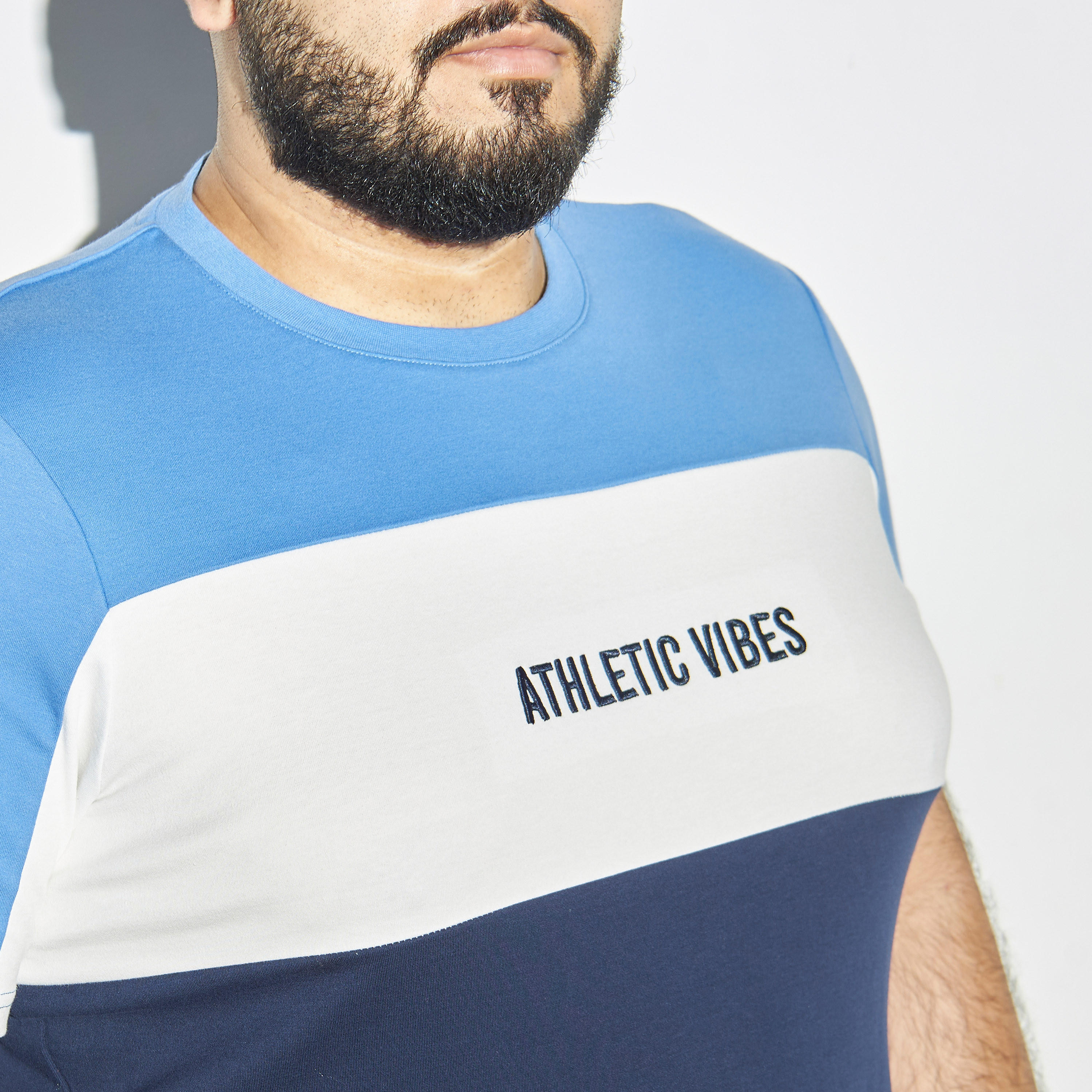 تيشيرت مقاس كبير بقوالب ملوّنة وياقة ضيقة-men-clothing-tshirtsandpolos-tshirts-image-1