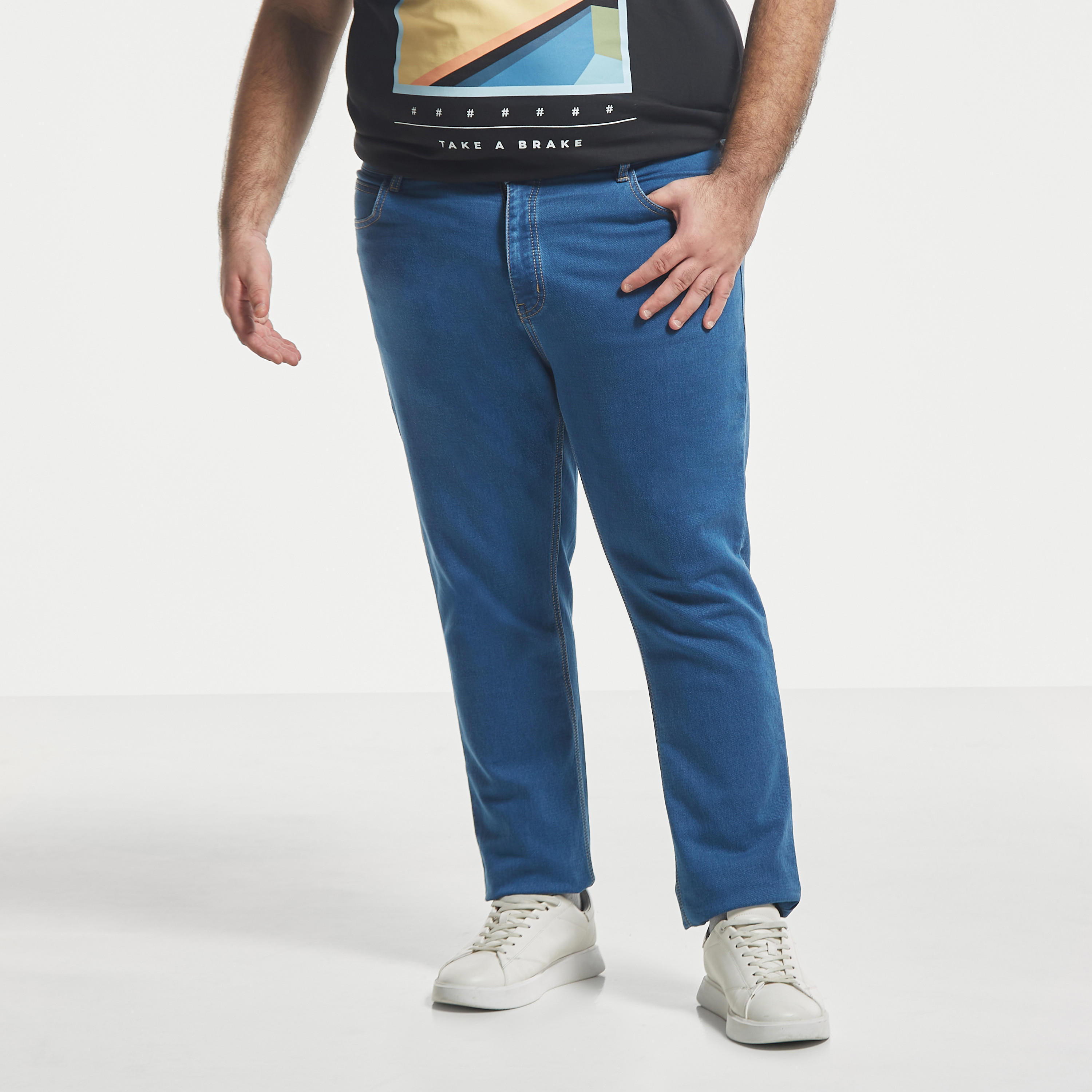 بنطلون جينز مقاس كبير سادة بقصّة مستقيمة وزر إغلاق وجيوب -men-clothing-bottoms-jeans-image-1