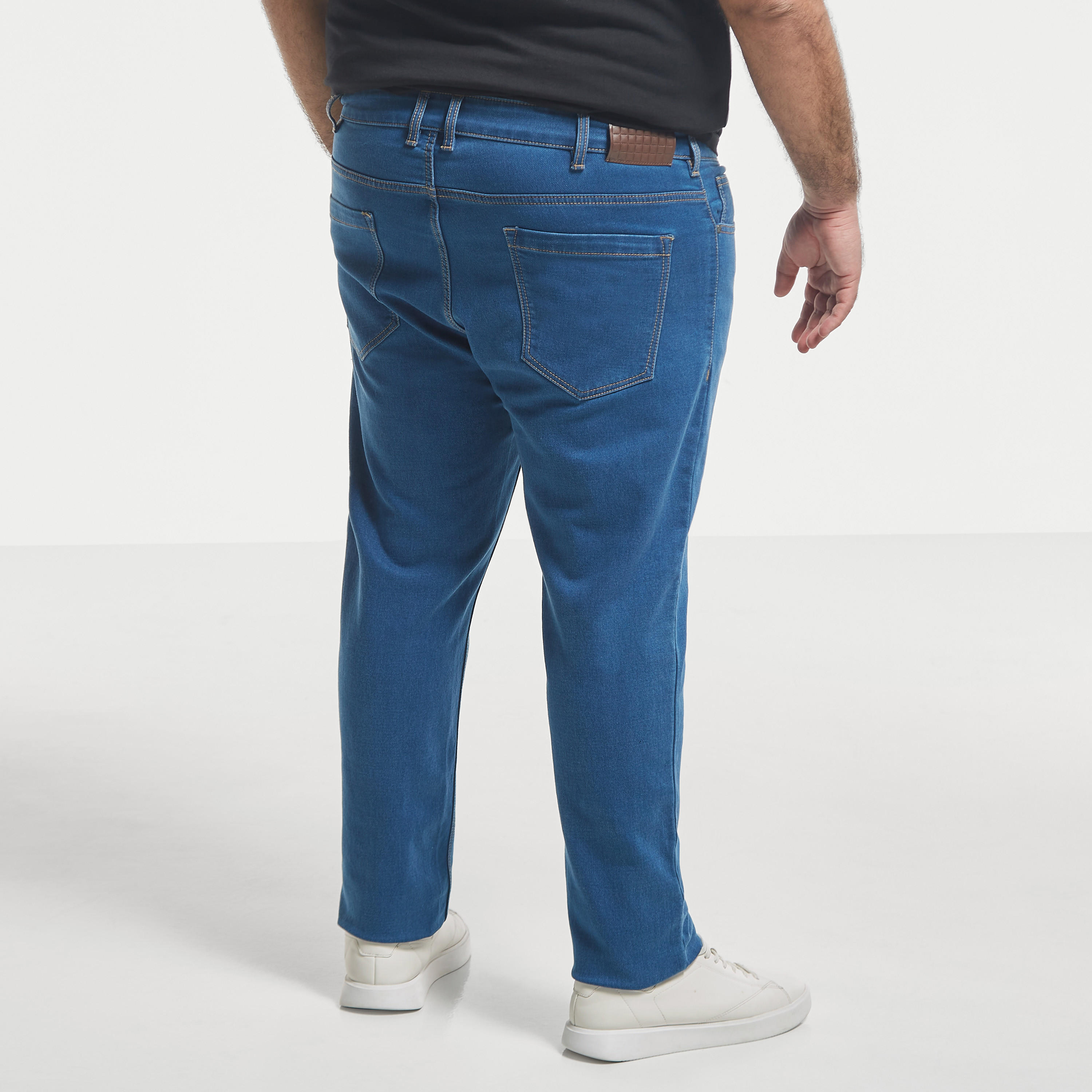 بنطلون جينز مقاس كبير سادة بقصّة مستقيمة وزر إغلاق وجيوب -men-clothing-bottoms-jeans-image-3