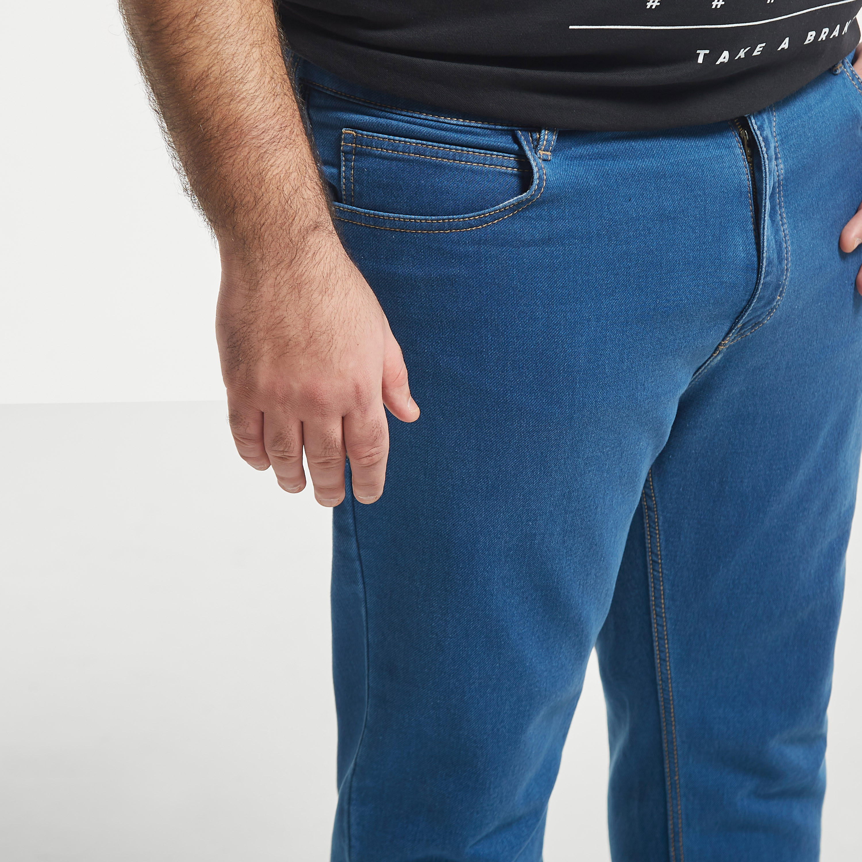 بنطلون جينز مقاس كبير سادة بقصّة مستقيمة وزر إغلاق وجيوب -men-clothing-bottoms-jeans-image-4