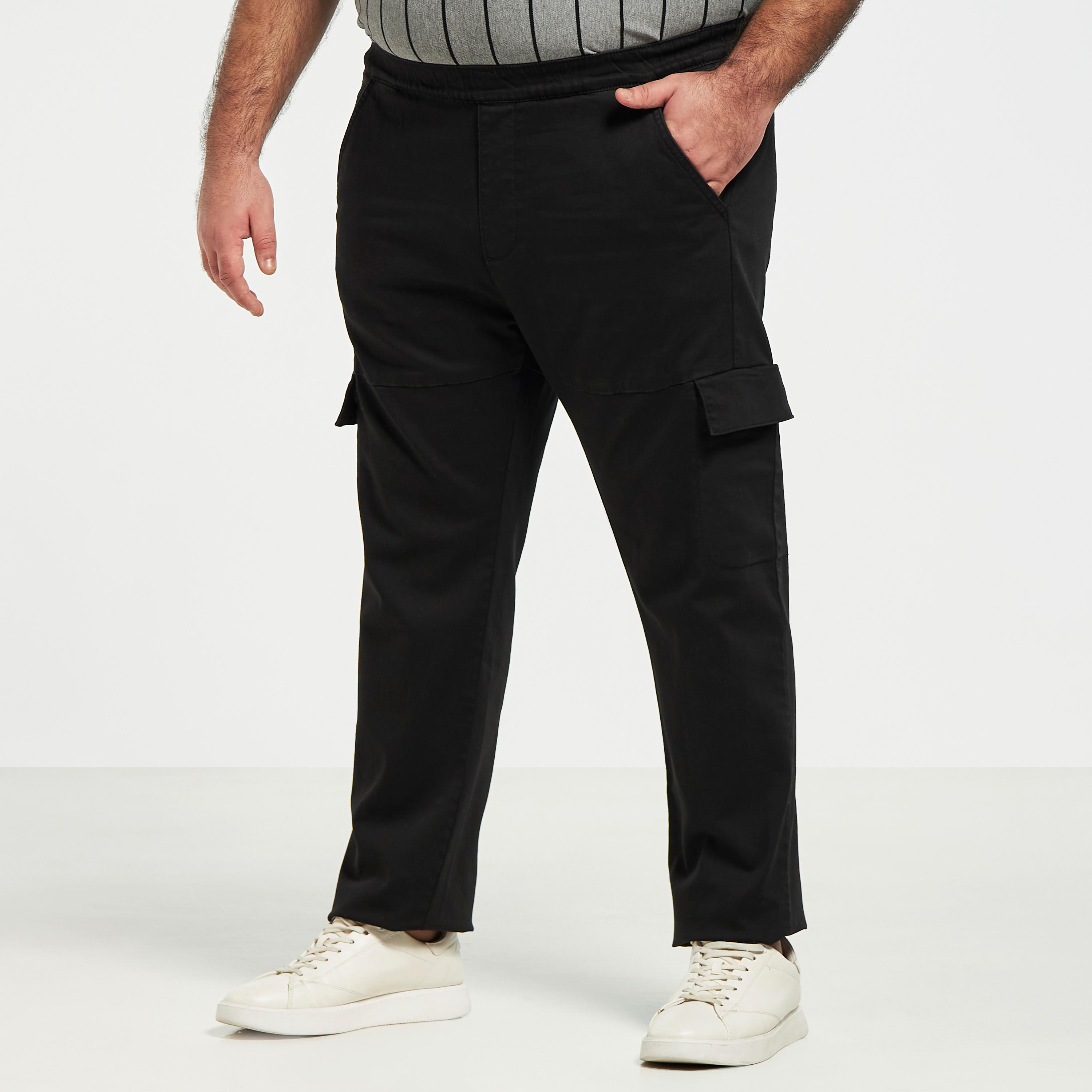 بنطلون كارجو مقاس كبير سادة بخصر مطاطي وجيوب-men-clothing-trousersandchinos-trousers-image-1