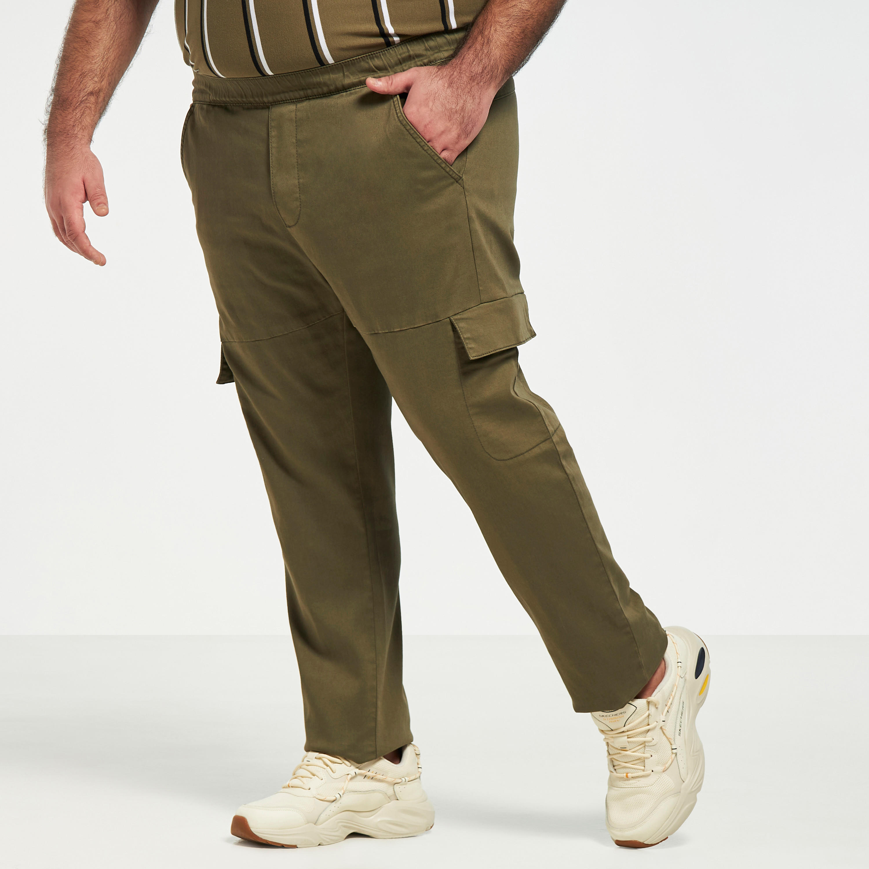 بنطلون كارجو مقاس كبير سادة بخصر مطاطي وجيوب-men-clothing-trousersandchinos-trousers-image-5