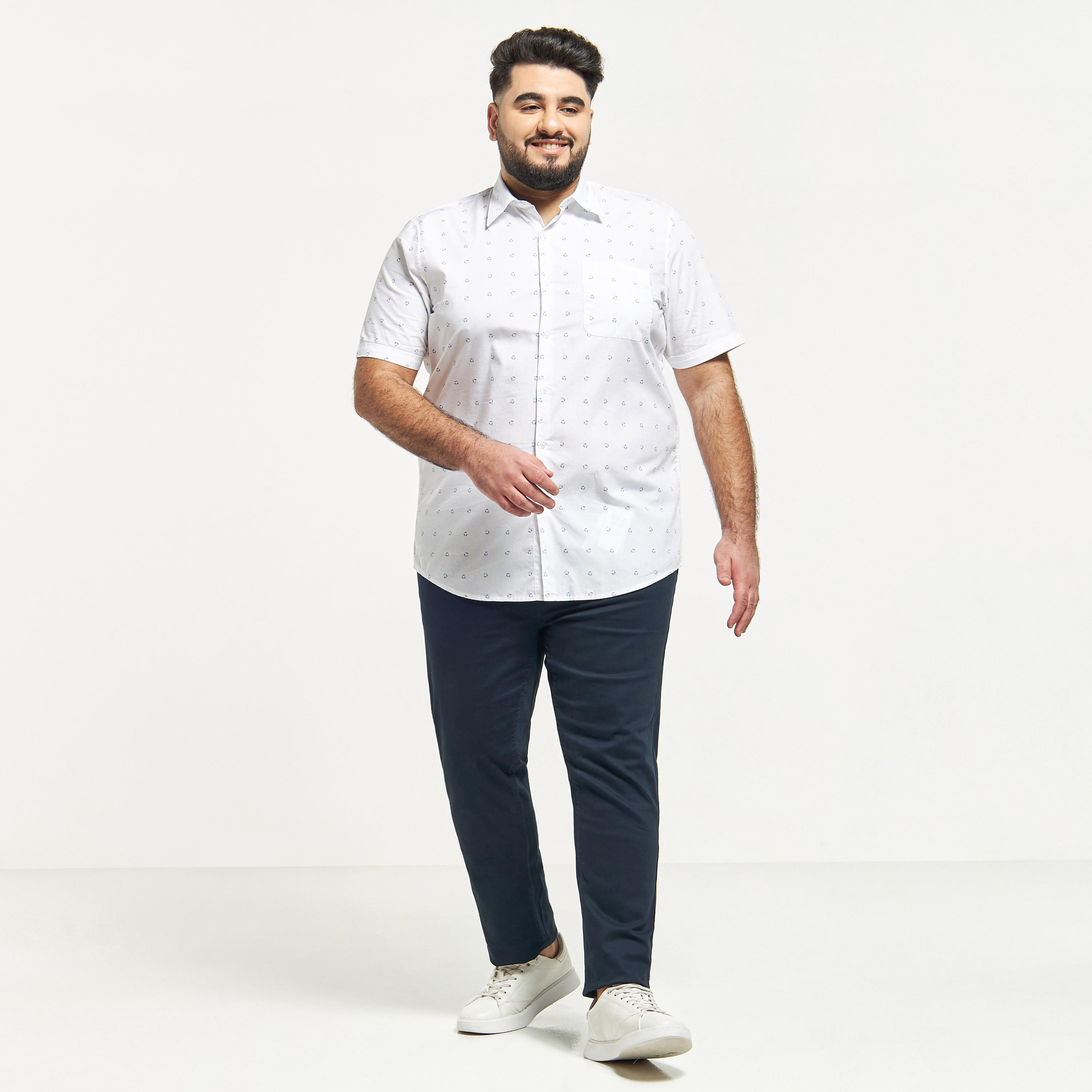 قميص مقاس كبير بأكمام قصيرة وجيب على الصدر وطبعات-men-clothing-shirts-image-2