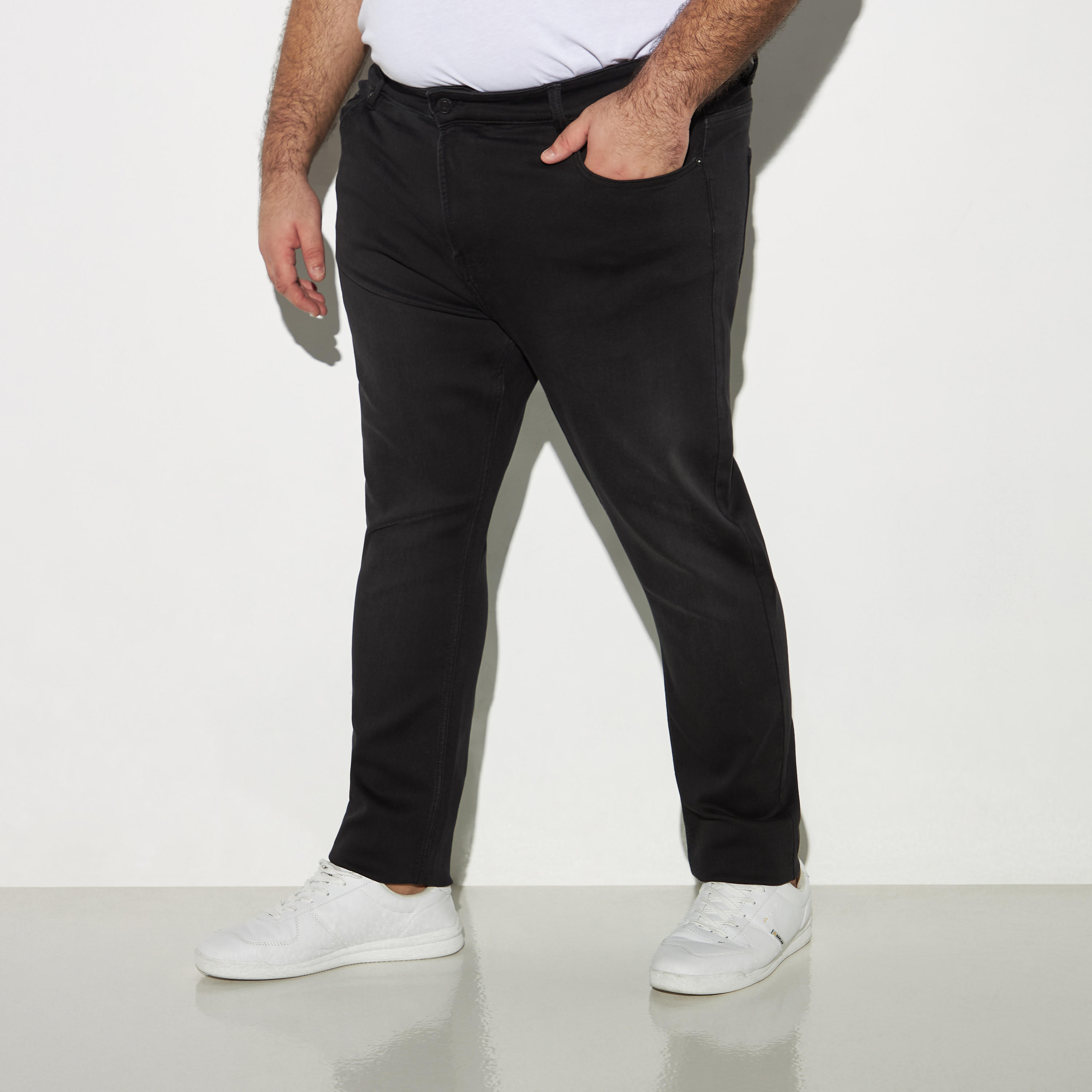 بنطلون جينز مقاس كبير سادة بقصة سليم وجيوب-men-clothing-bottoms-jeans-image-4