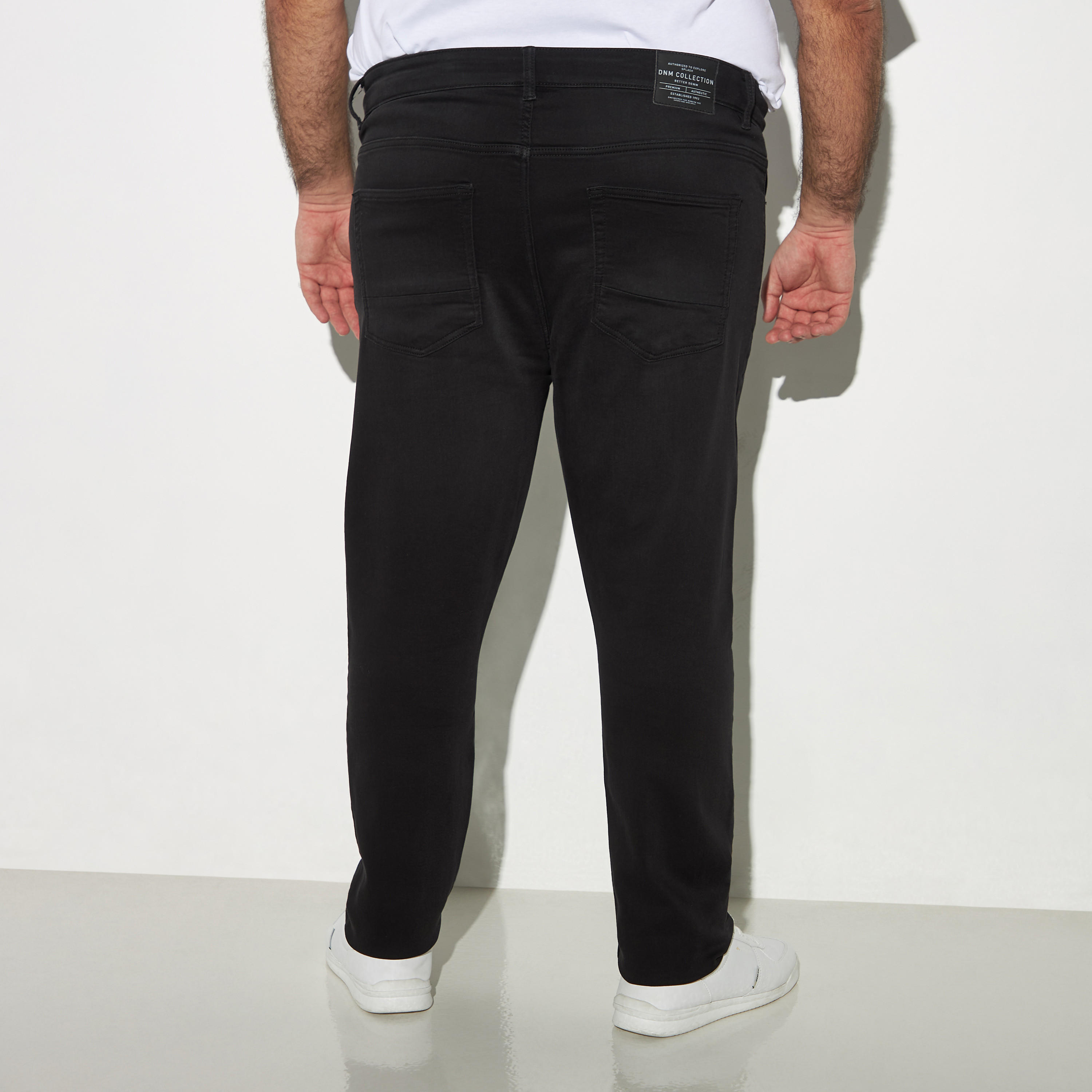 بنطلون جينز مقاس كبير سادة بقصة سليم وجيوب-men-clothing-bottoms-jeans-image-3
