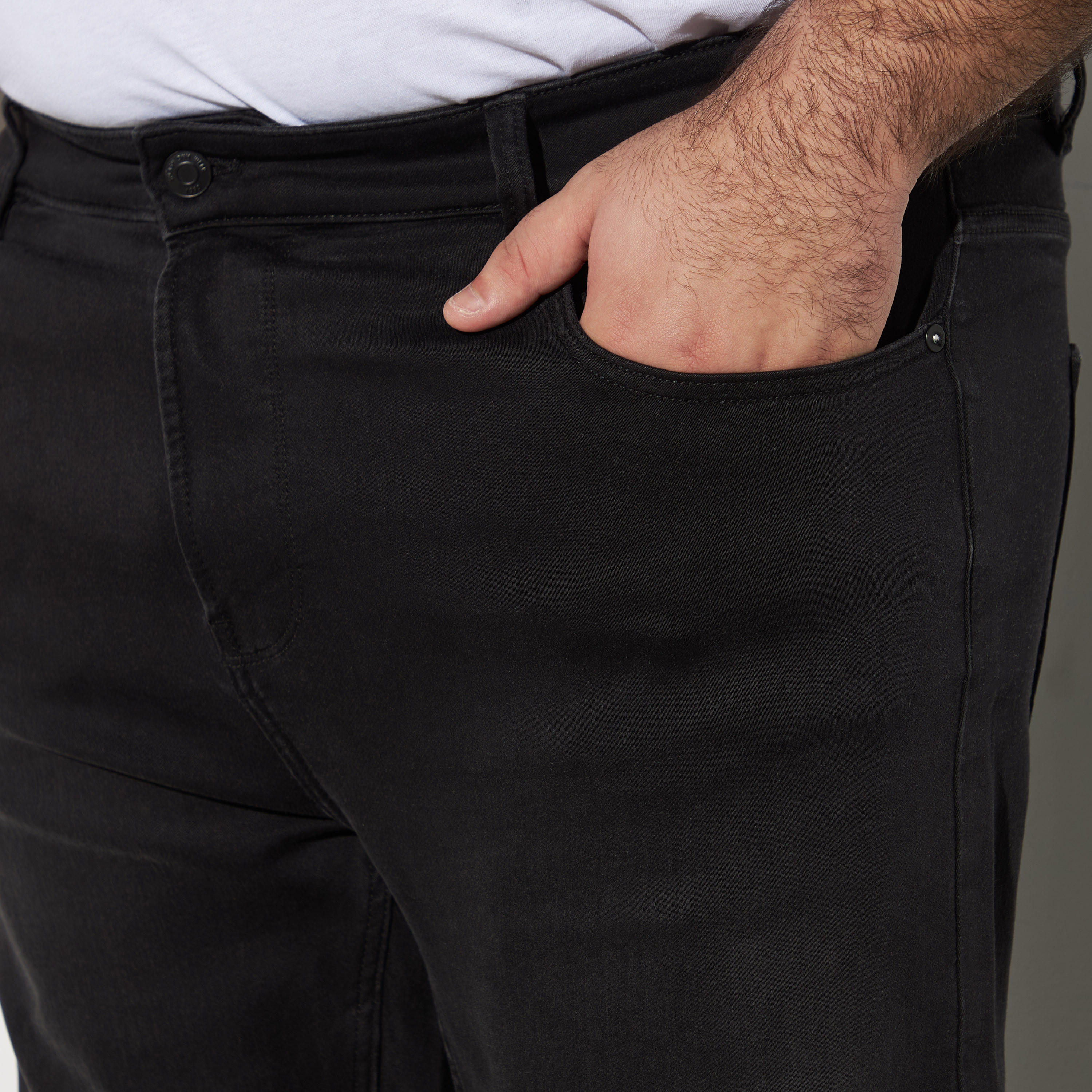 بنطلون جينز مقاس كبير سادة بقصة سليم وجيوب-men-clothing-bottoms-jeans-image-2