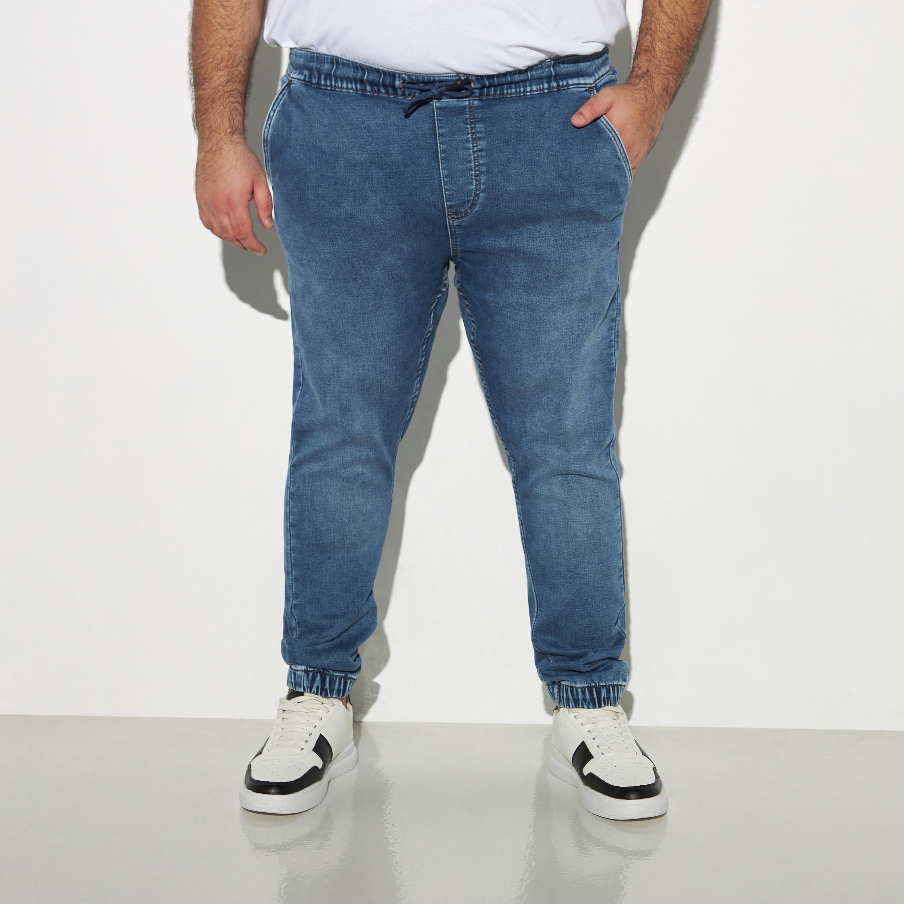 بنطلون رياضي دنيم سادة برباط إغلاق وجيوب-men-clothing-bottoms-jeans-image-1