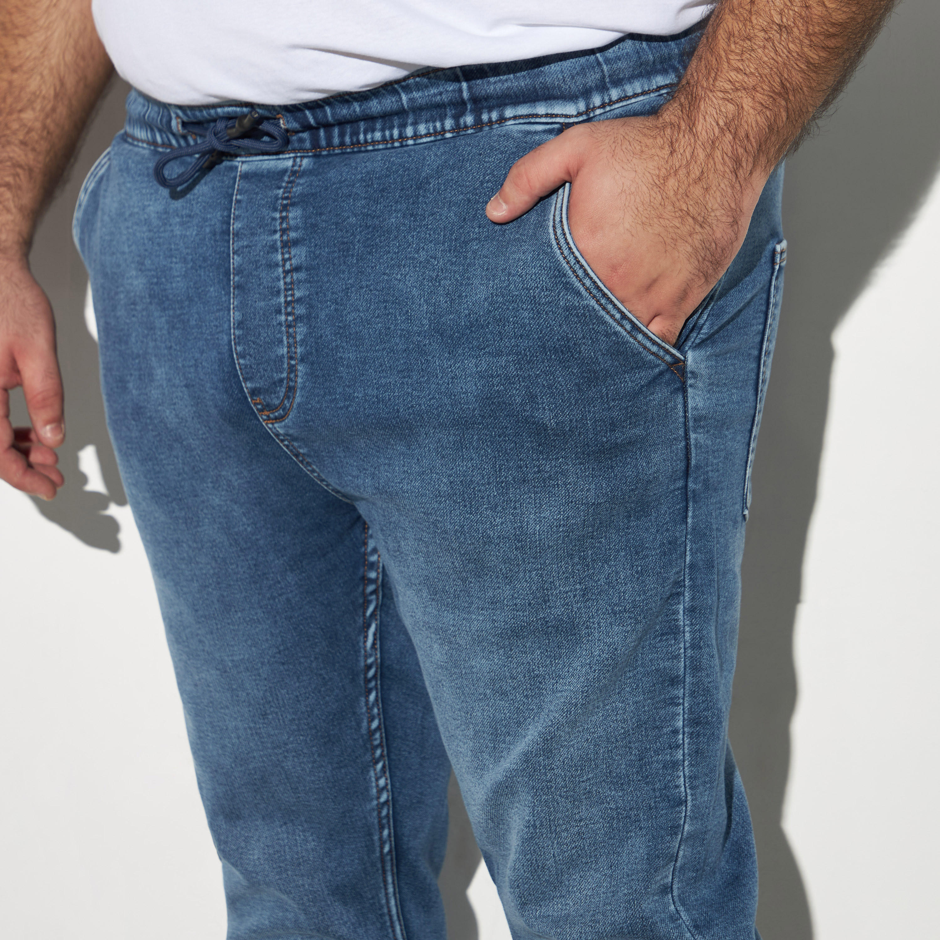 بنطلون رياضي دنيم سادة برباط إغلاق وجيوب-men-clothing-bottoms-jeans-image-3
