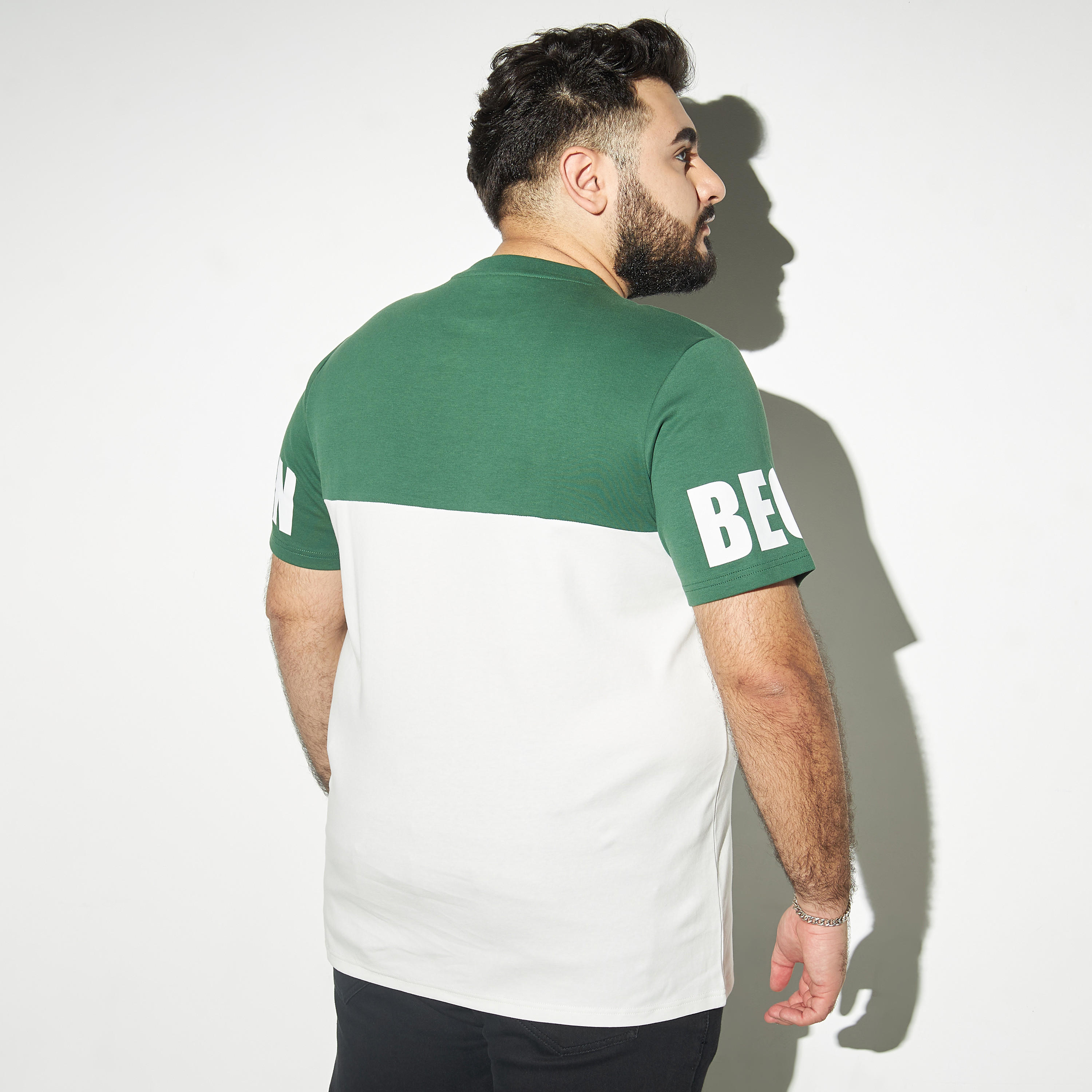 تيشيرت مقاس كبير بأكمام قصيرة وياقة ضيقة وطبعات-men-clothing-tshirtsandpolos-tshirts-image-3