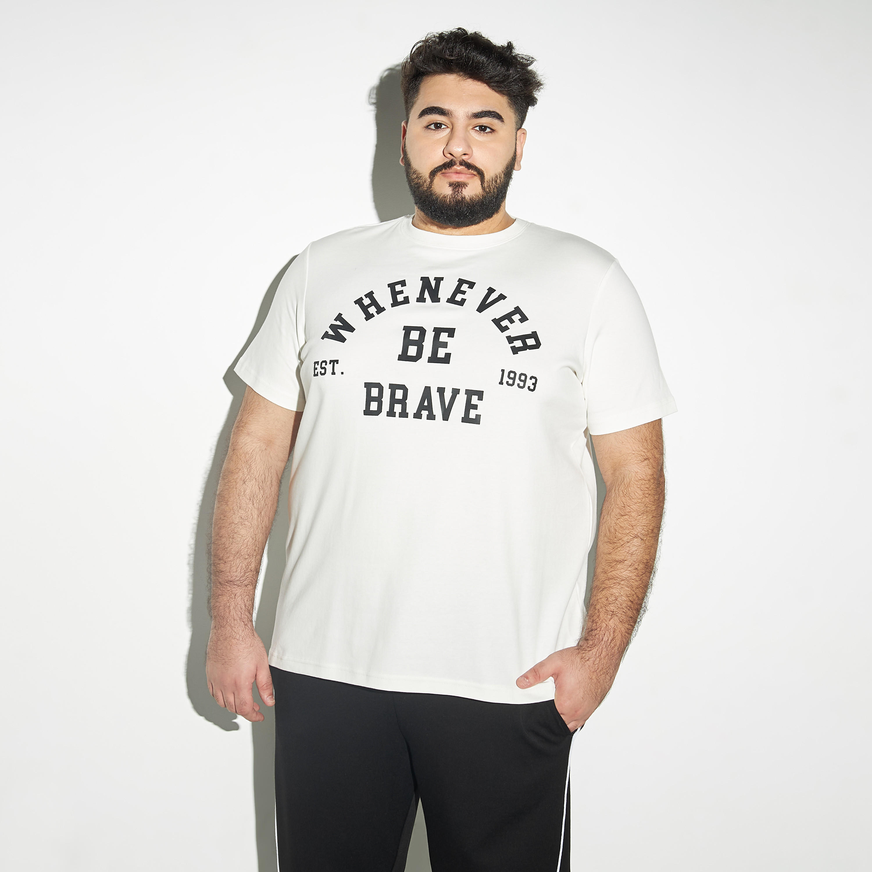 تيشيرت مقاس كبير بأكمام قصيرة وياقة ضيقة وطبعات-men-clothing-tshirtsandpolos-tshirts-image-1