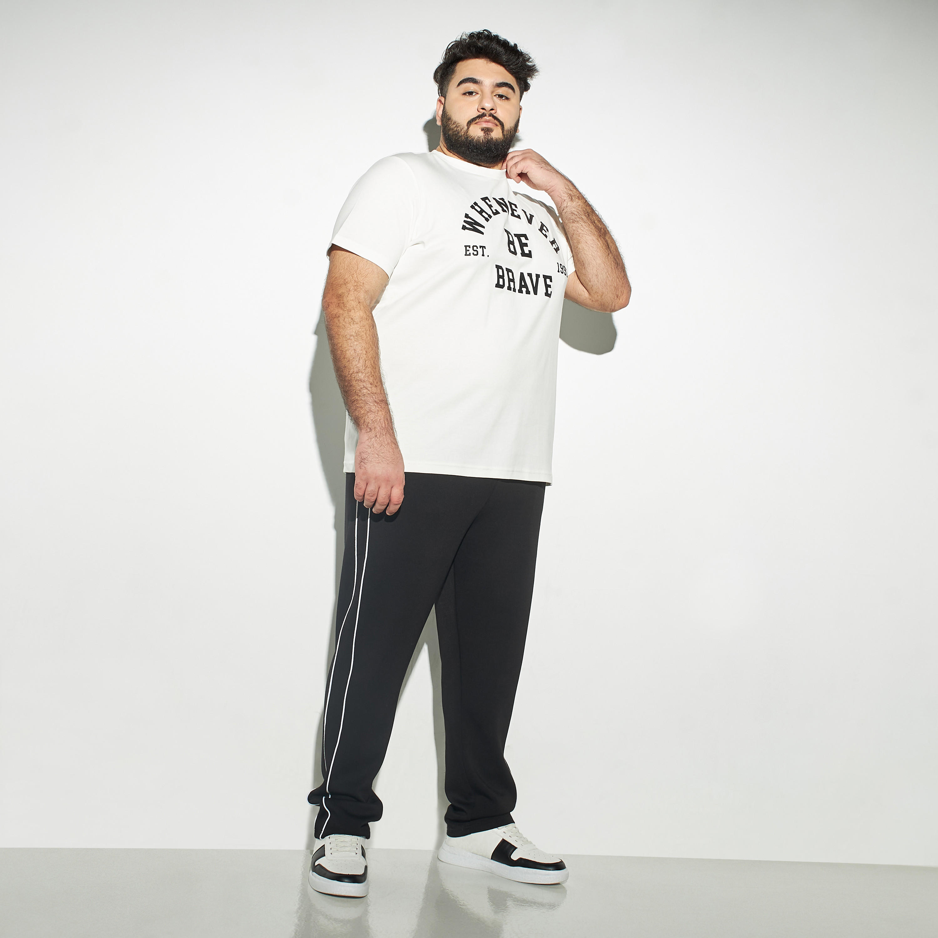 تيشيرت مقاس كبير بأكمام قصيرة وياقة ضيقة وطبعات-men-clothing-tshirtsandpolos-tshirts-image-2