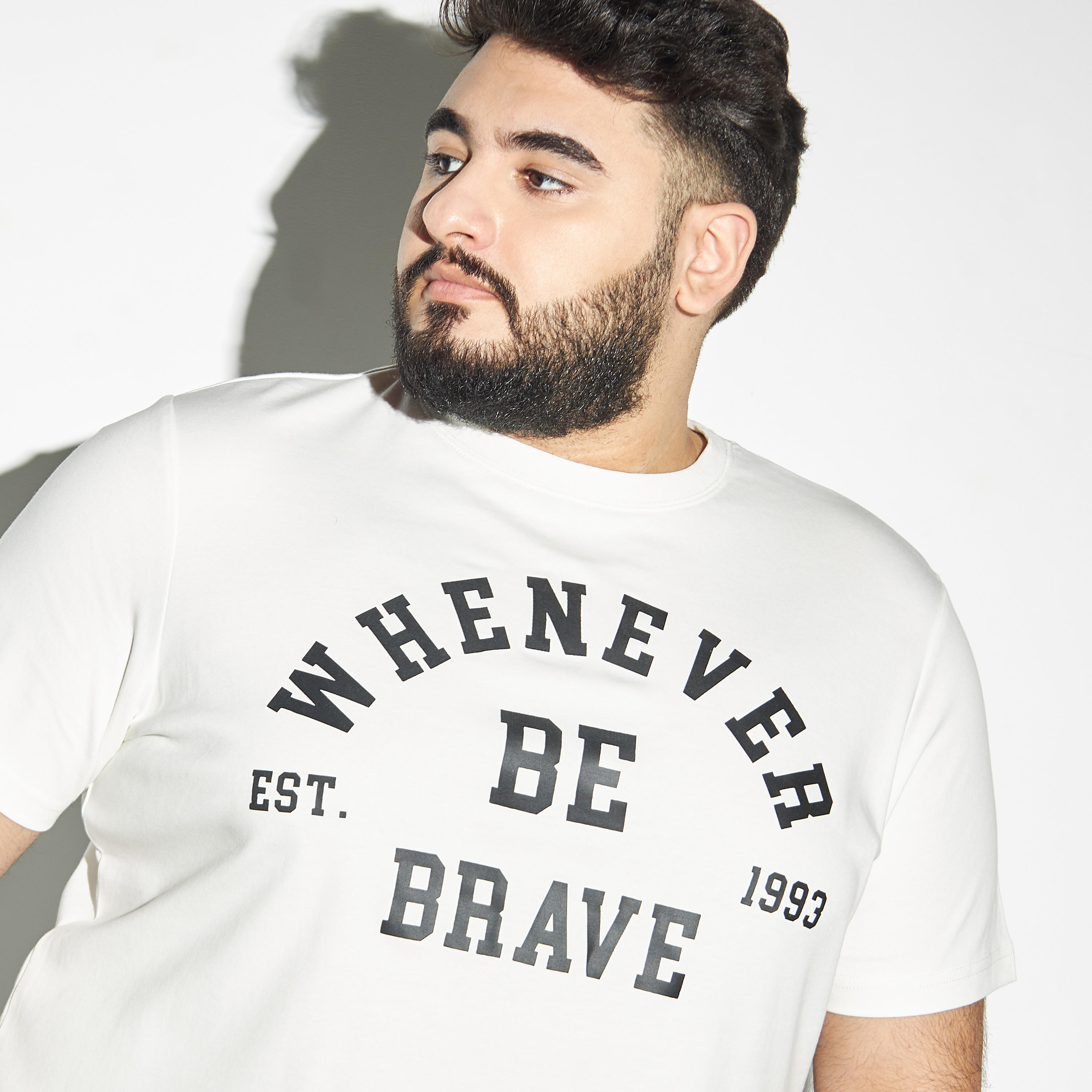تيشيرت مقاس كبير بأكمام قصيرة وياقة ضيقة وطبعات-men-clothing-tshirtsandpolos-tshirts-image-4