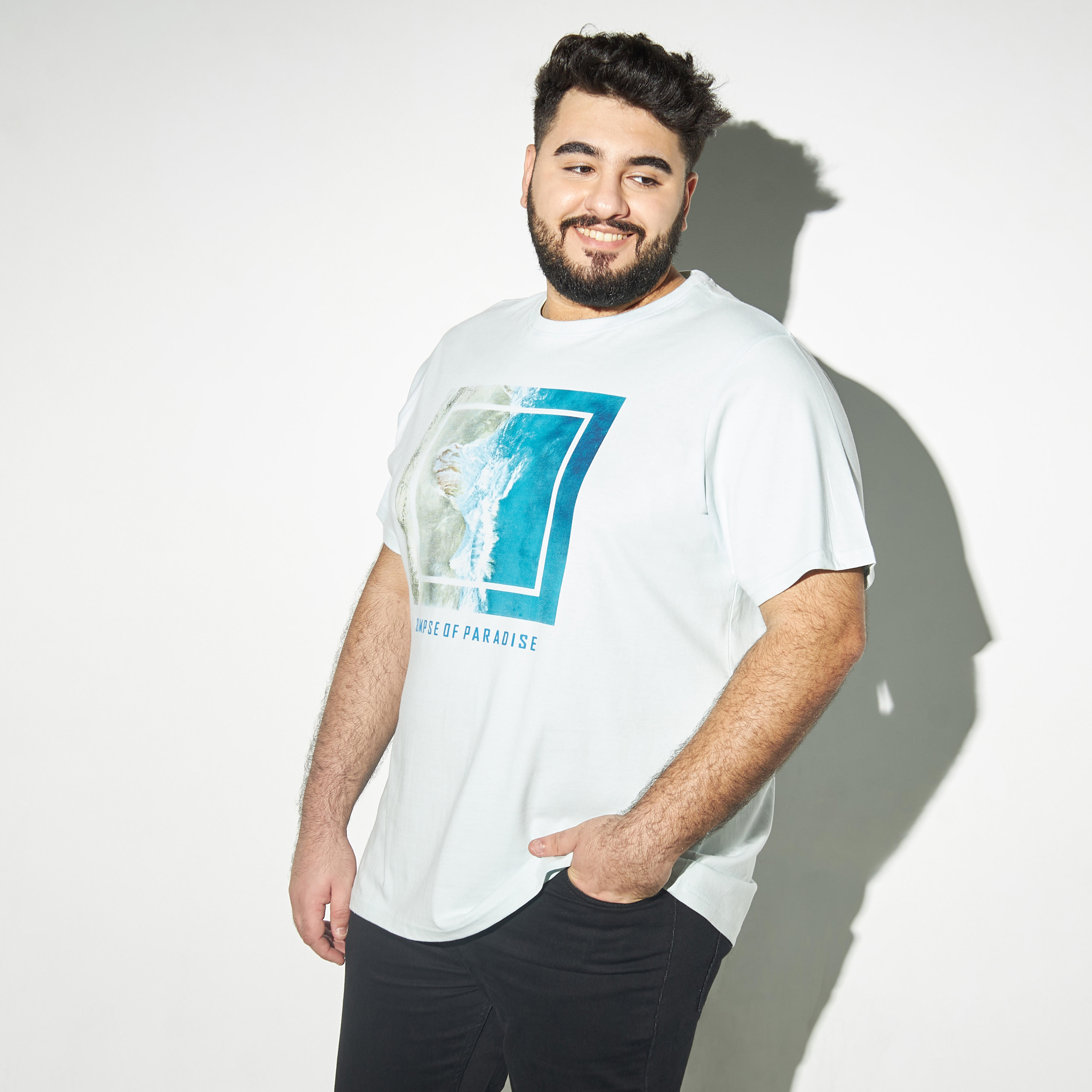 تيشيرت مقاس كبير بطبعات وياقة ضيّقة وأكمام قصيرة-men-clothing-tshirtsandpolos-tshirts-image-1