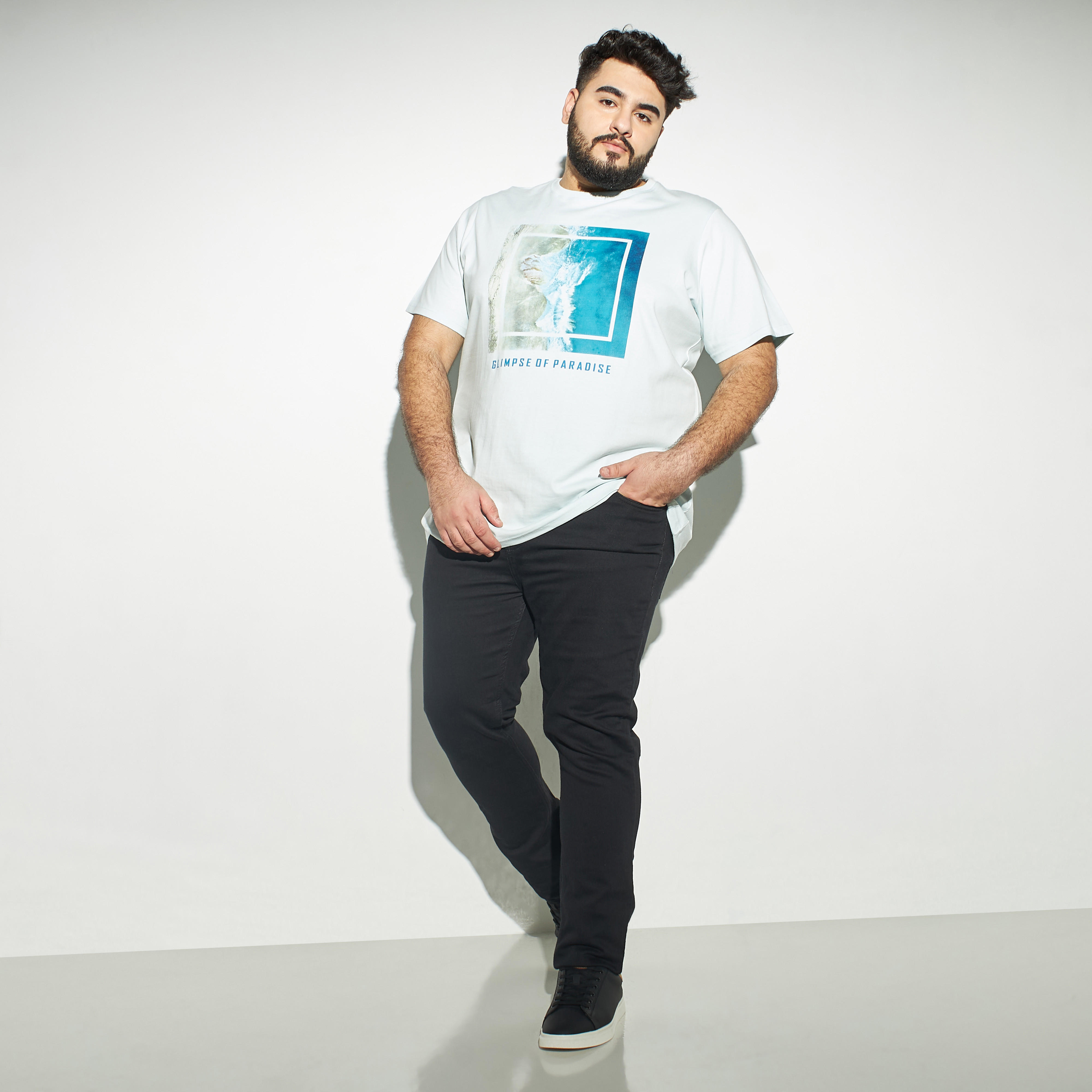 تيشيرت مقاس كبير بطبعات وياقة ضيّقة وأكمام قصيرة-men-clothing-tshirtsandpolos-tshirts-image-2