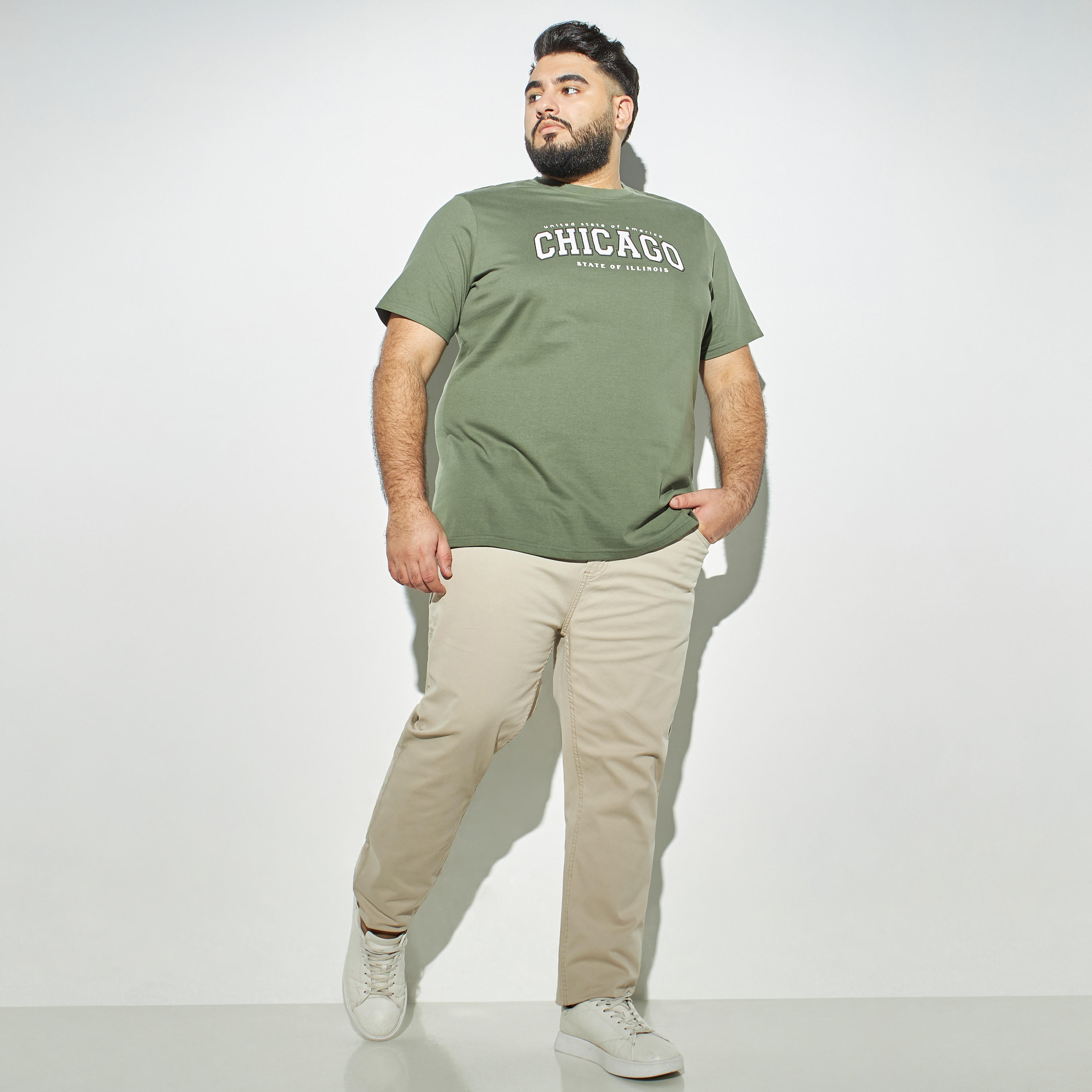 تيشيرت مقاس كبير بطبعات وياقة ضيّقة وأكمام قصيرة-men-clothing-tshirtsandpolos-tshirts-image-2
