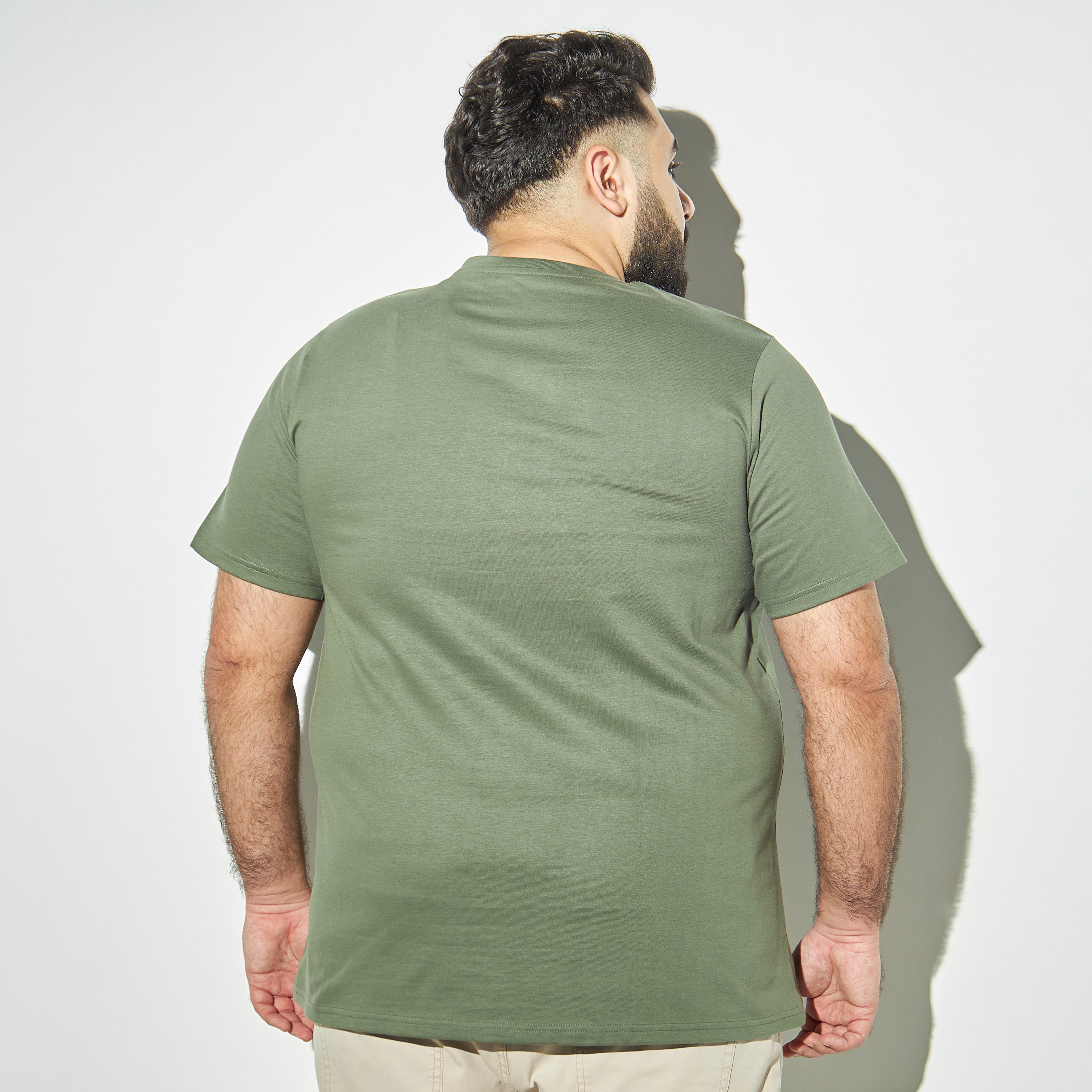 تيشيرت مقاس كبير بطبعات وياقة ضيّقة وأكمام قصيرة-men-clothing-tshirtsandpolos-tshirts-image-3