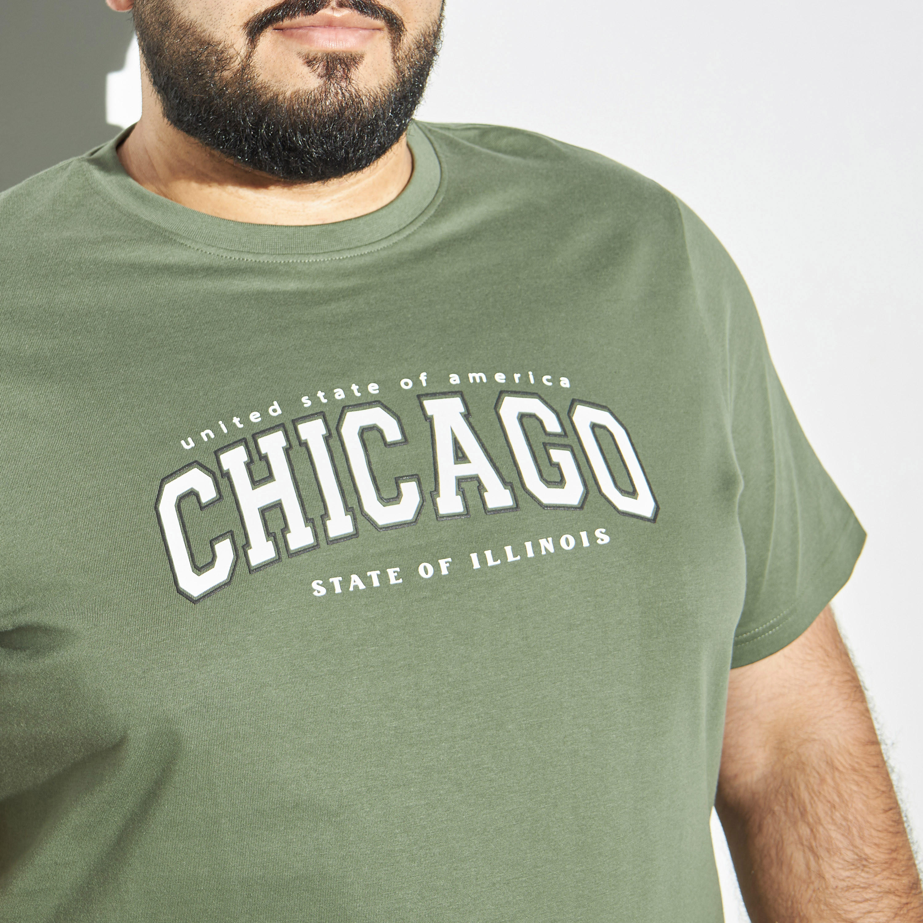 تيشيرت مقاس كبير بطبعات وياقة ضيّقة وأكمام قصيرة-men-clothing-tshirtsandpolos-tshirts-image-4