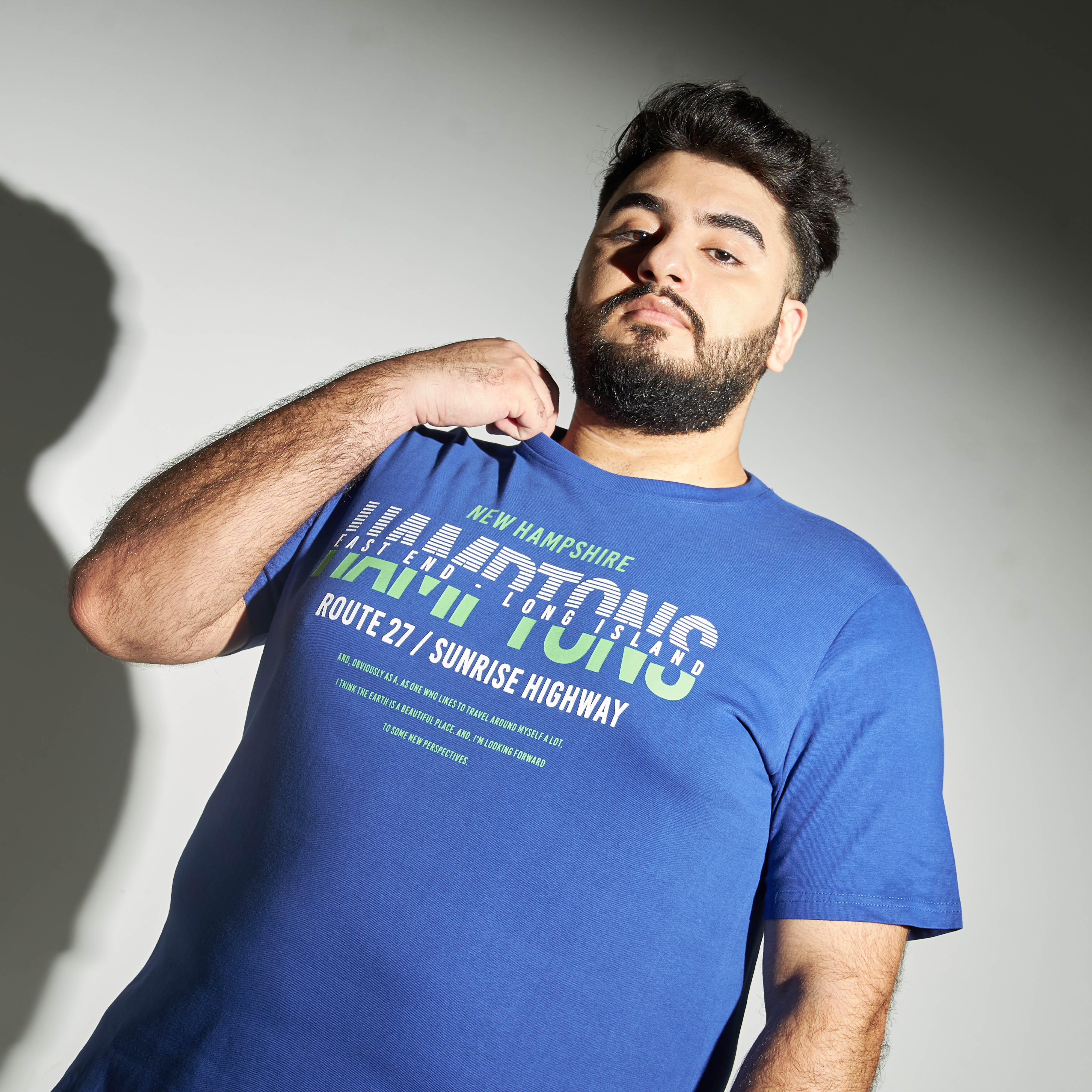 تيشيرت بأكمام قصيرة وياقة ضيقة وطبعات-men-clothing-tshirtsandpolos-tshirts-image-1