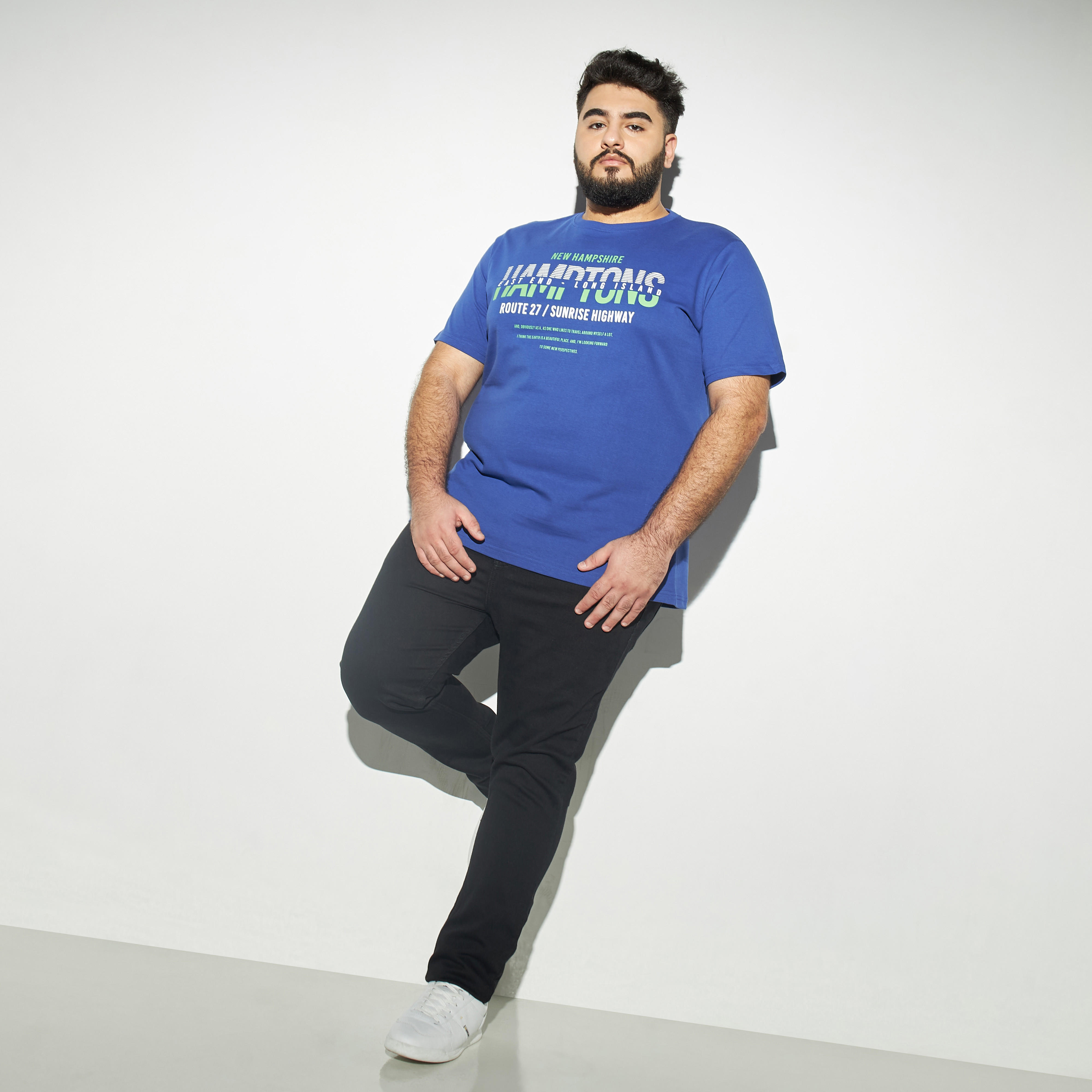 تيشيرت بأكمام قصيرة وياقة ضيقة وطبعات-men-clothing-tshirtsandpolos-tshirts-image-2
