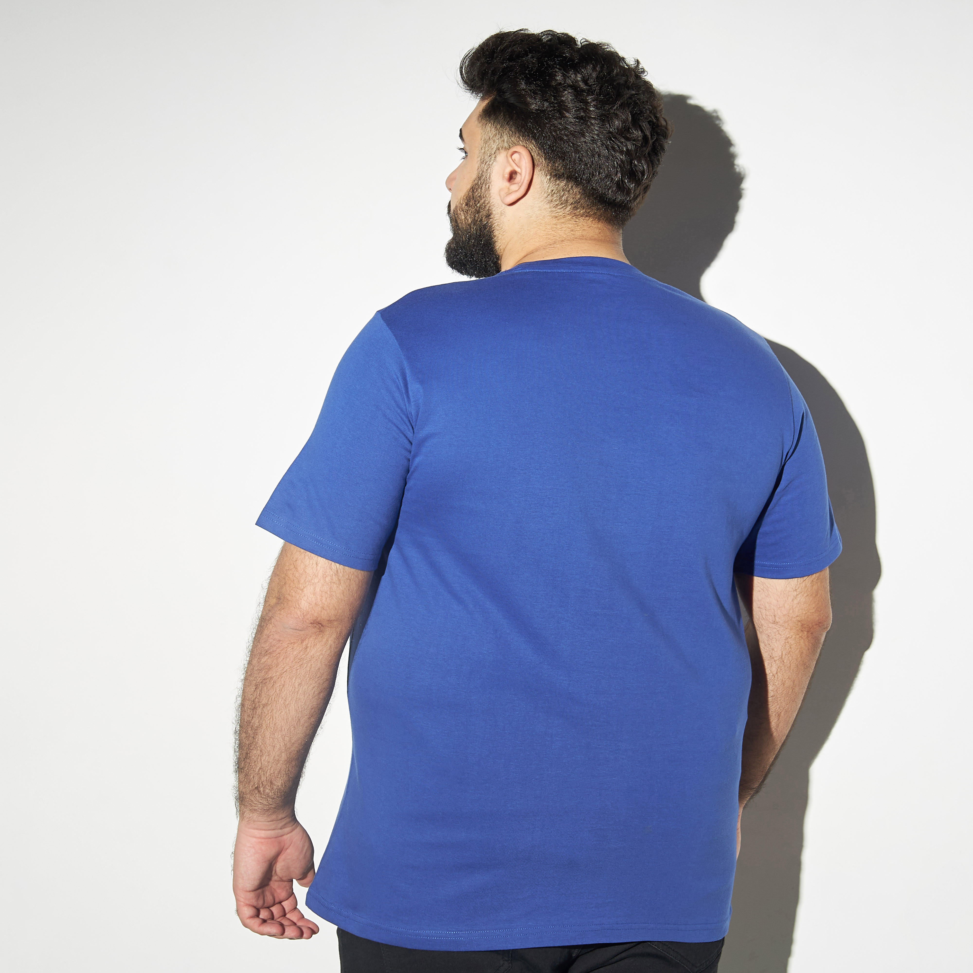 تيشيرت بأكمام قصيرة وياقة ضيقة وطبعات-men-clothing-tshirtsandpolos-tshirts-image-3