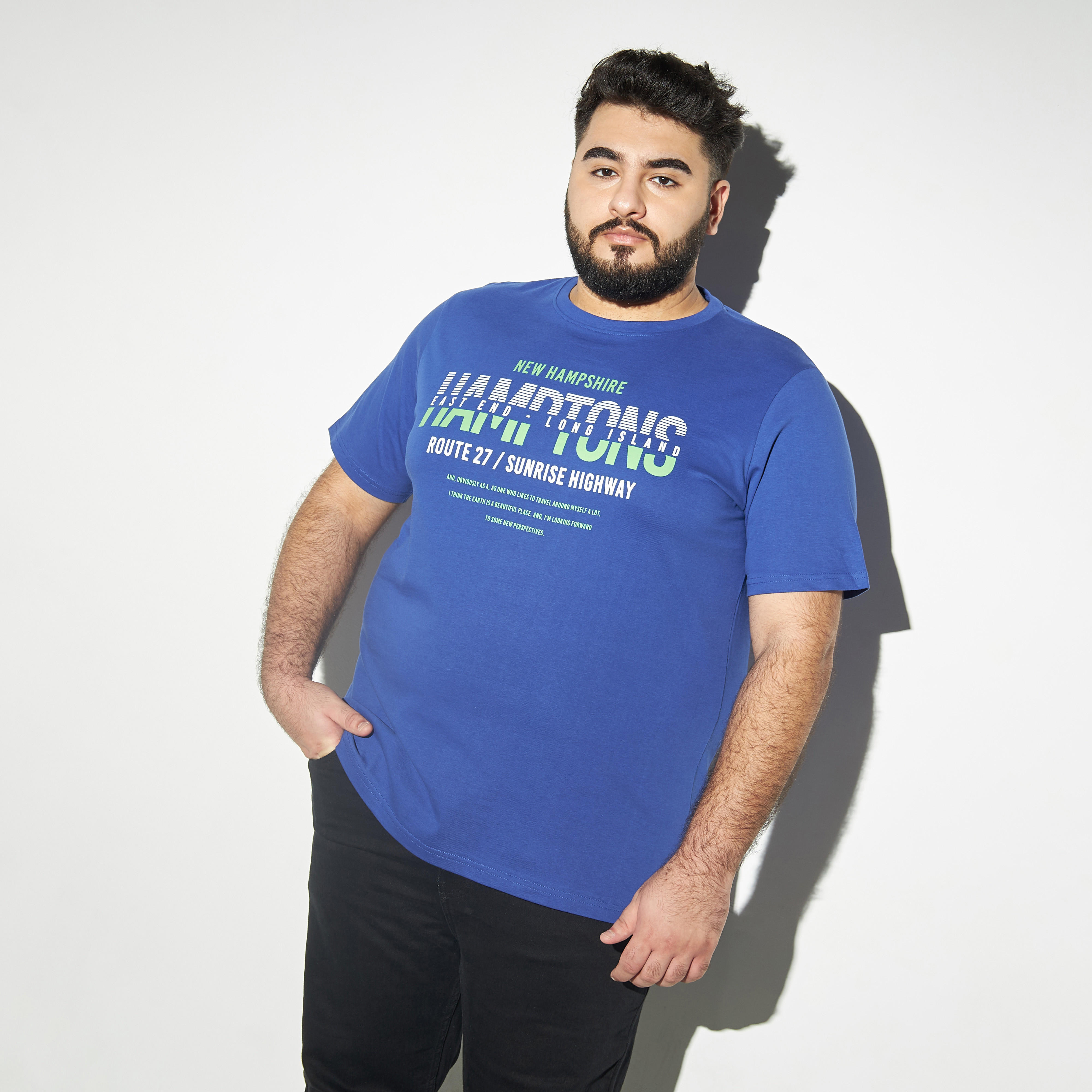 تيشيرت بأكمام قصيرة وياقة ضيقة وطبعات-men-clothing-tshirtsandpolos-tshirts-image-4