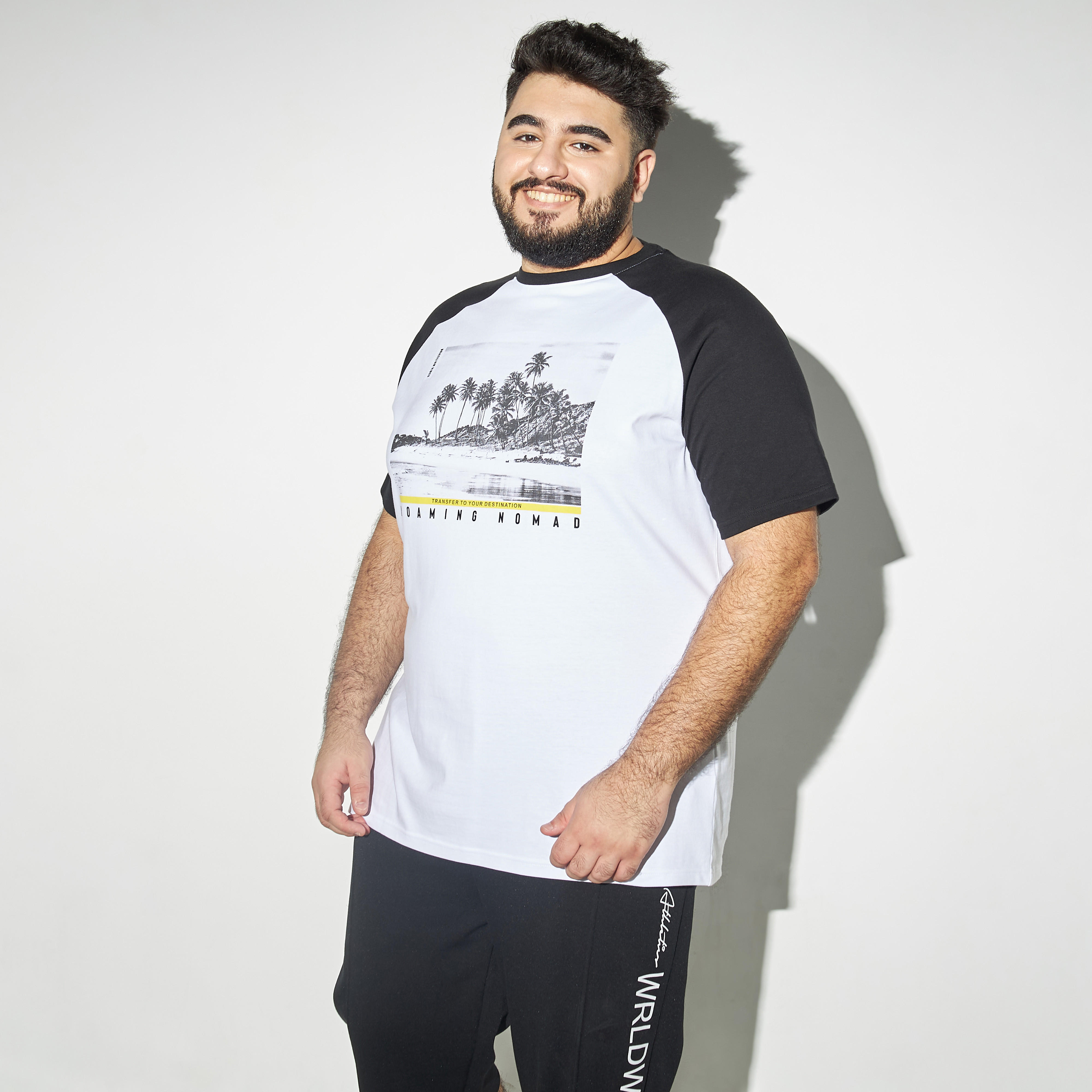 تيشيرت مقاس كبير بأكمام مغايرة وياقة ضيقة وطبعات-men-clothing-tshirtsandpolos-tshirts-image-1