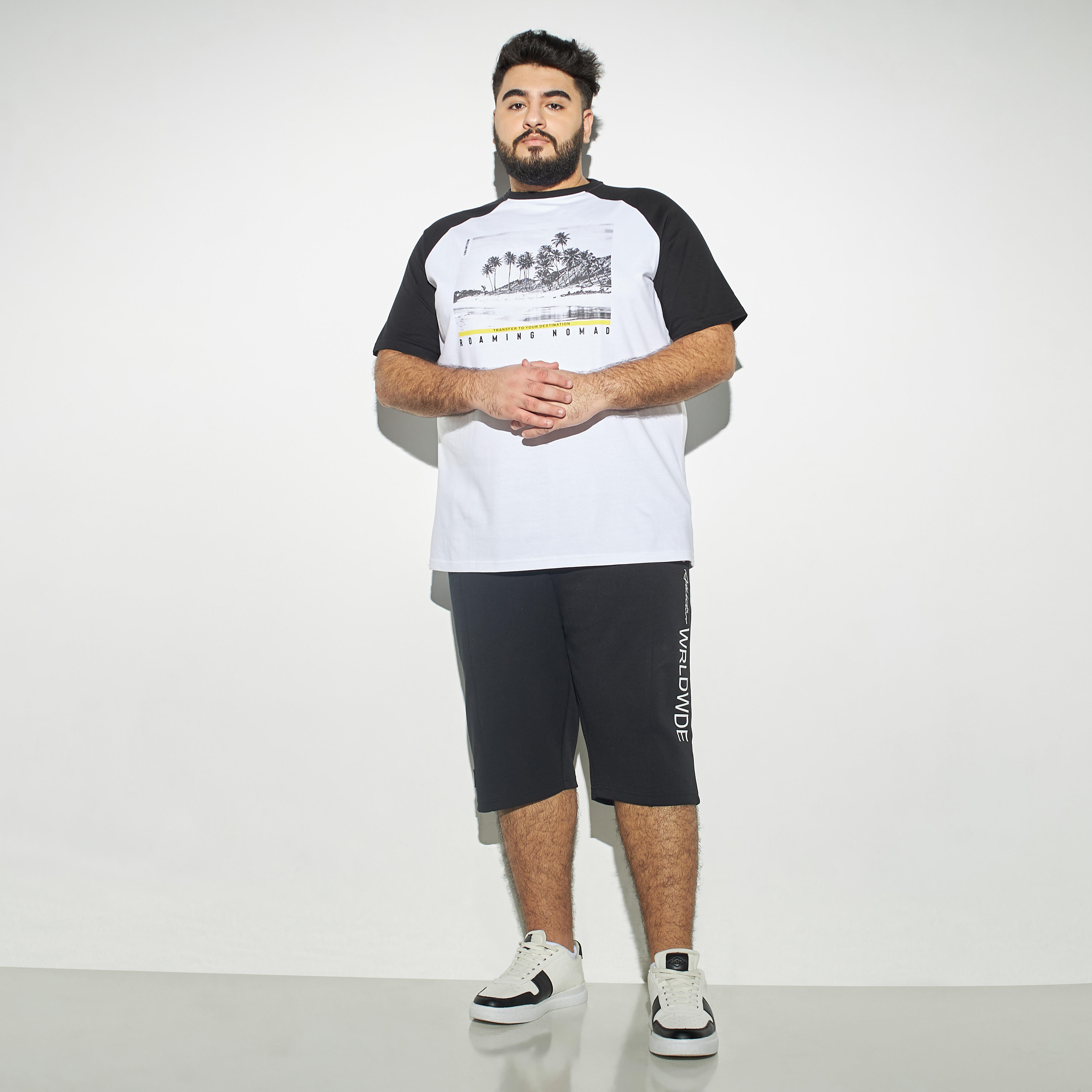 تيشيرت مقاس كبير بأكمام مغايرة وياقة ضيقة وطبعات-men-clothing-tshirtsandpolos-tshirts-image-2