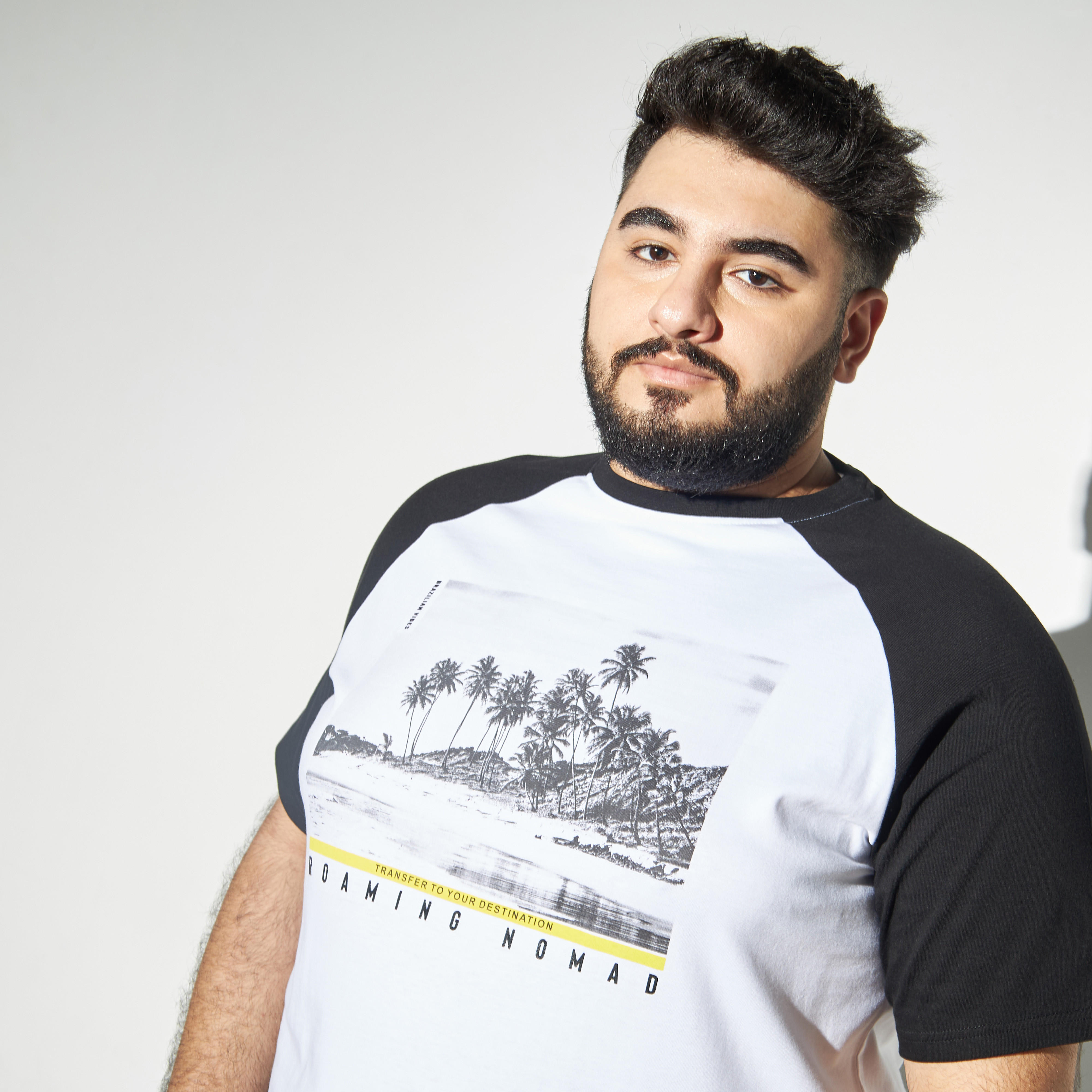 تيشيرت مقاس كبير بأكمام مغايرة وياقة ضيقة وطبعات-men-clothing-tshirtsandpolos-tshirts-image-4