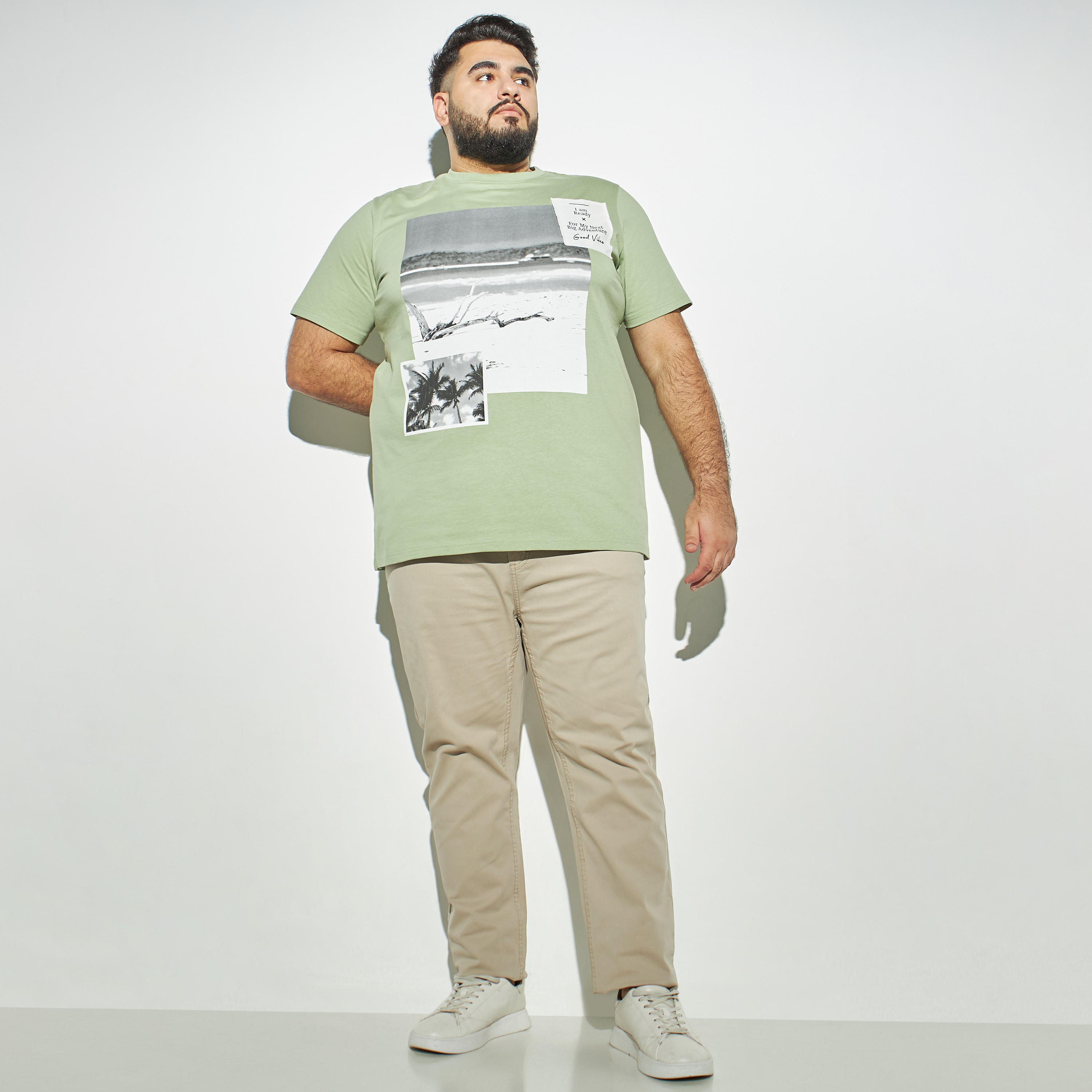 تيشيرت مقاس كبير بياقة ضيّقة وأكمام قصيرة وطبعات جرافيك-men-clothing-tshirtsandpolos-tshirts-image-2