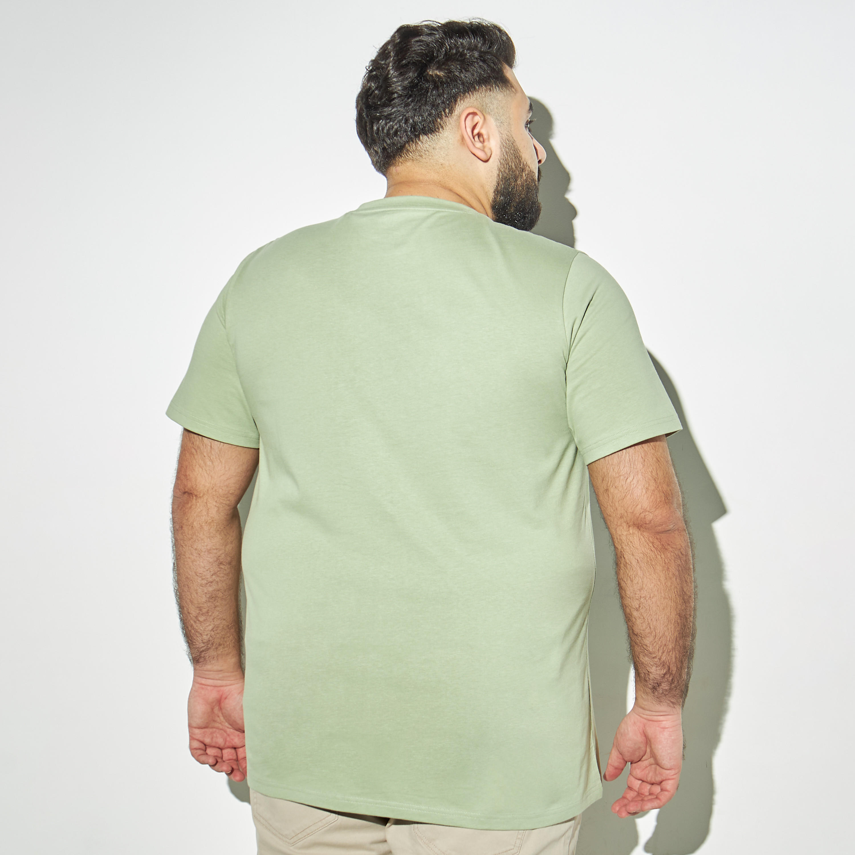 تيشيرت مقاس كبير بياقة ضيّقة وأكمام قصيرة وطبعات جرافيك-men-clothing-tshirtsandpolos-tshirts-image-3