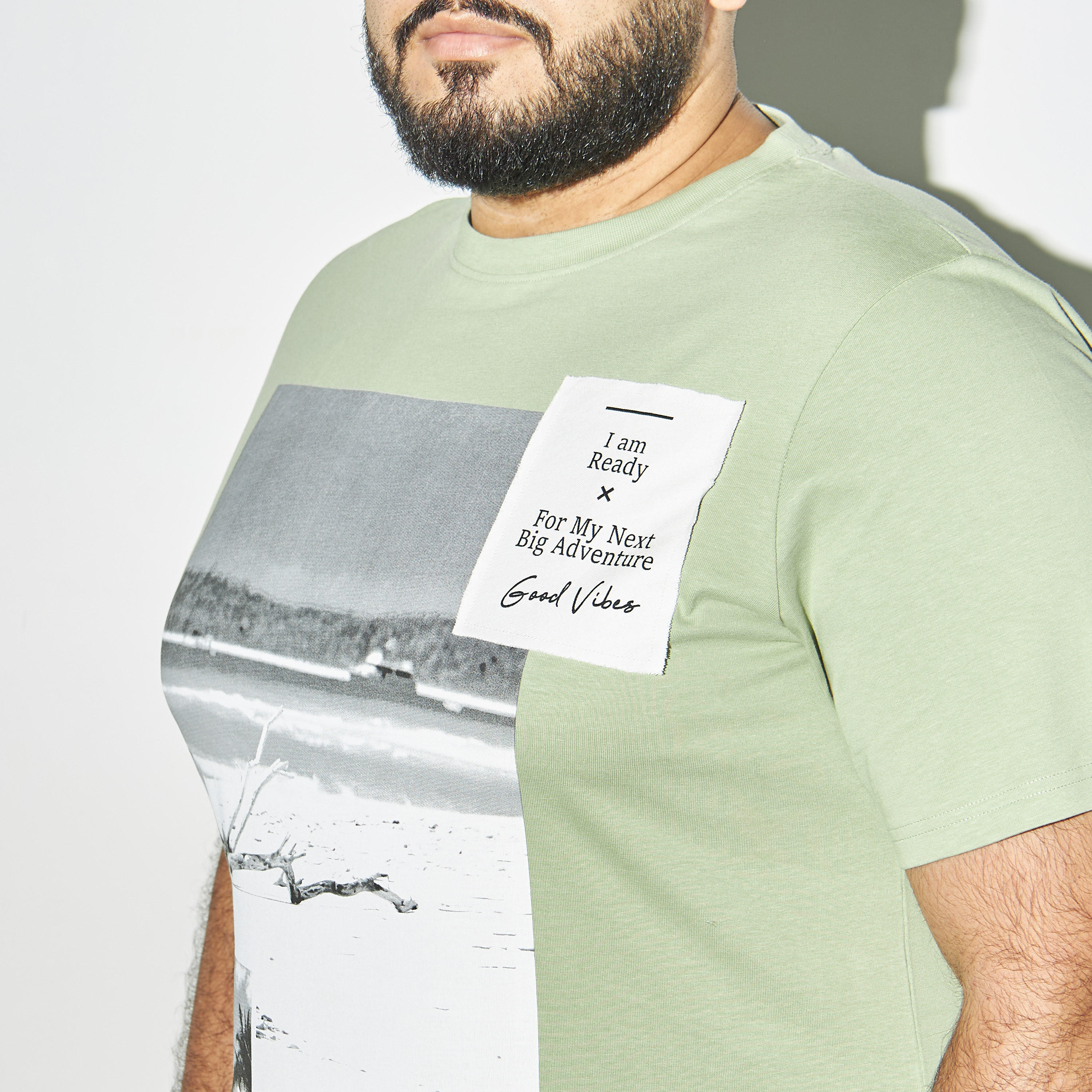 تيشيرت مقاس كبير بياقة ضيّقة وأكمام قصيرة وطبعات جرافيك-men-clothing-tshirtsandpolos-tshirts-image-4
