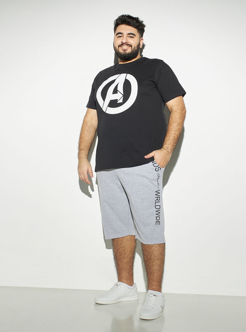 تيشيرت مقاس كبير بطبعات وياقة ضيّقة وأكمام قصيرة-men-clothing-tshirtsandpolos-tshirts-image-2