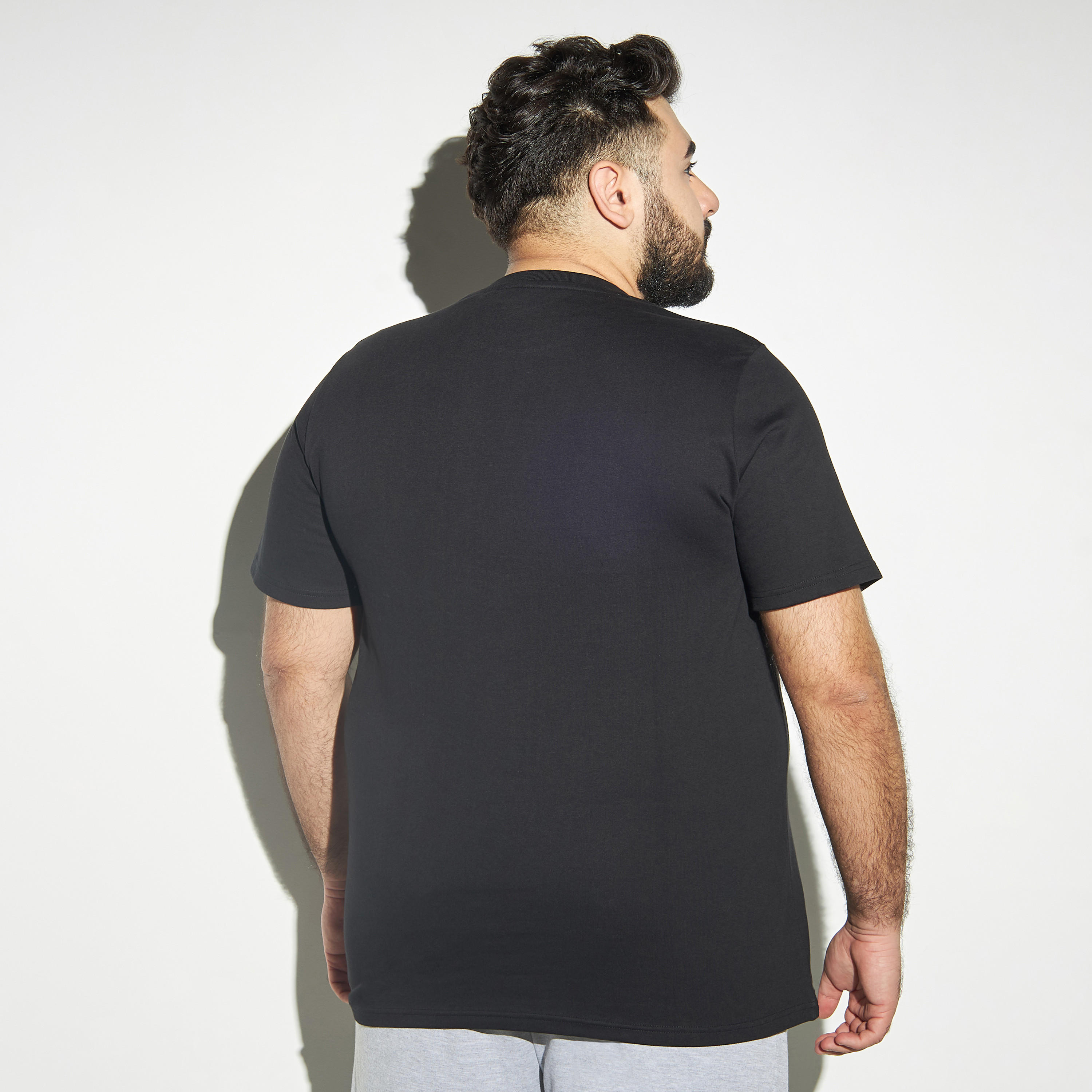 تيشيرت مقاس كبير بطبعات وياقة ضيّقة وأكمام قصيرة-men-clothing-tshirtsandpolos-tshirts-image-3