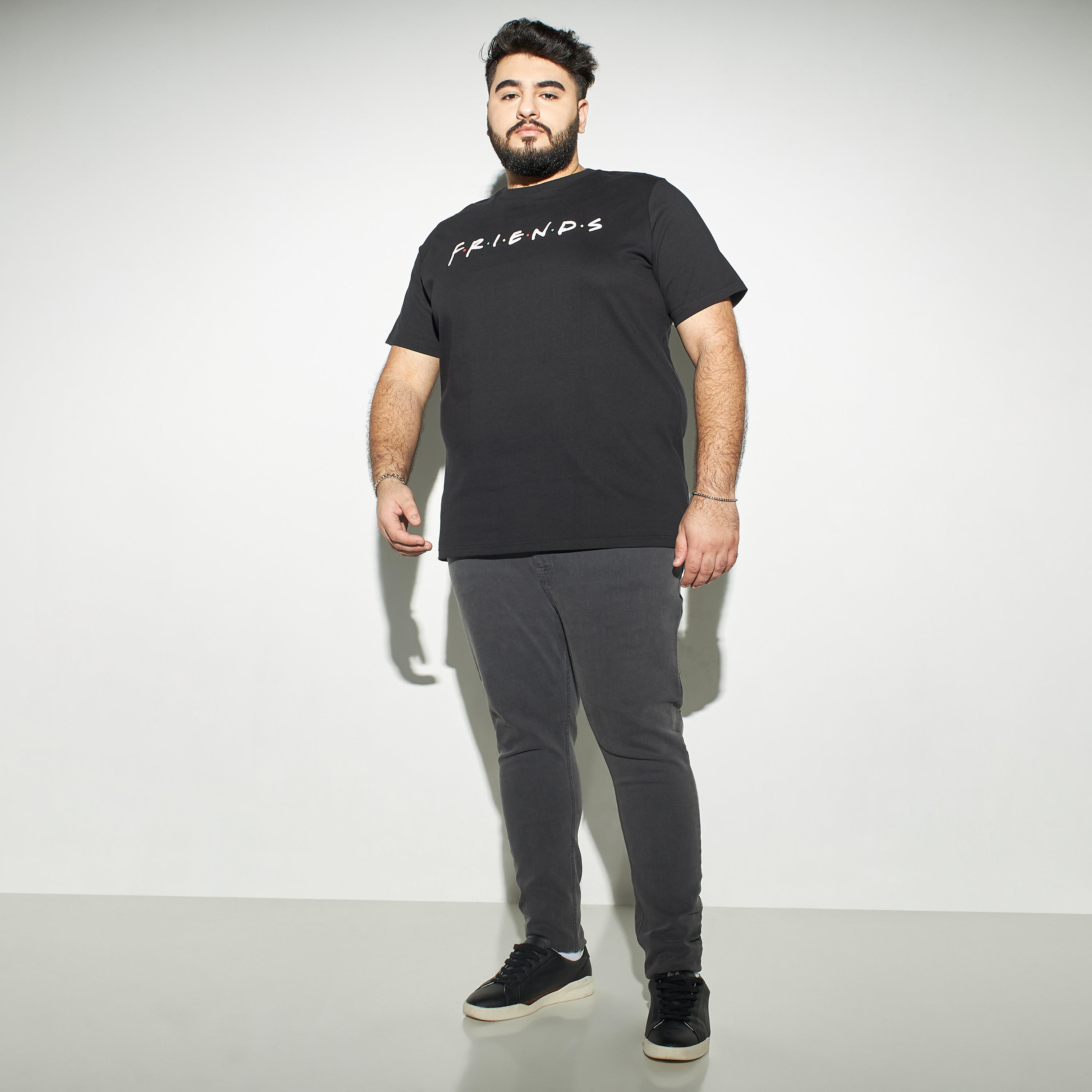 تيشيرت مقاس كبير بطبعات وياقة ضيّقة وأكمام قصيرة-men-clothing-tshirtsandpolos-tshirts-image-2