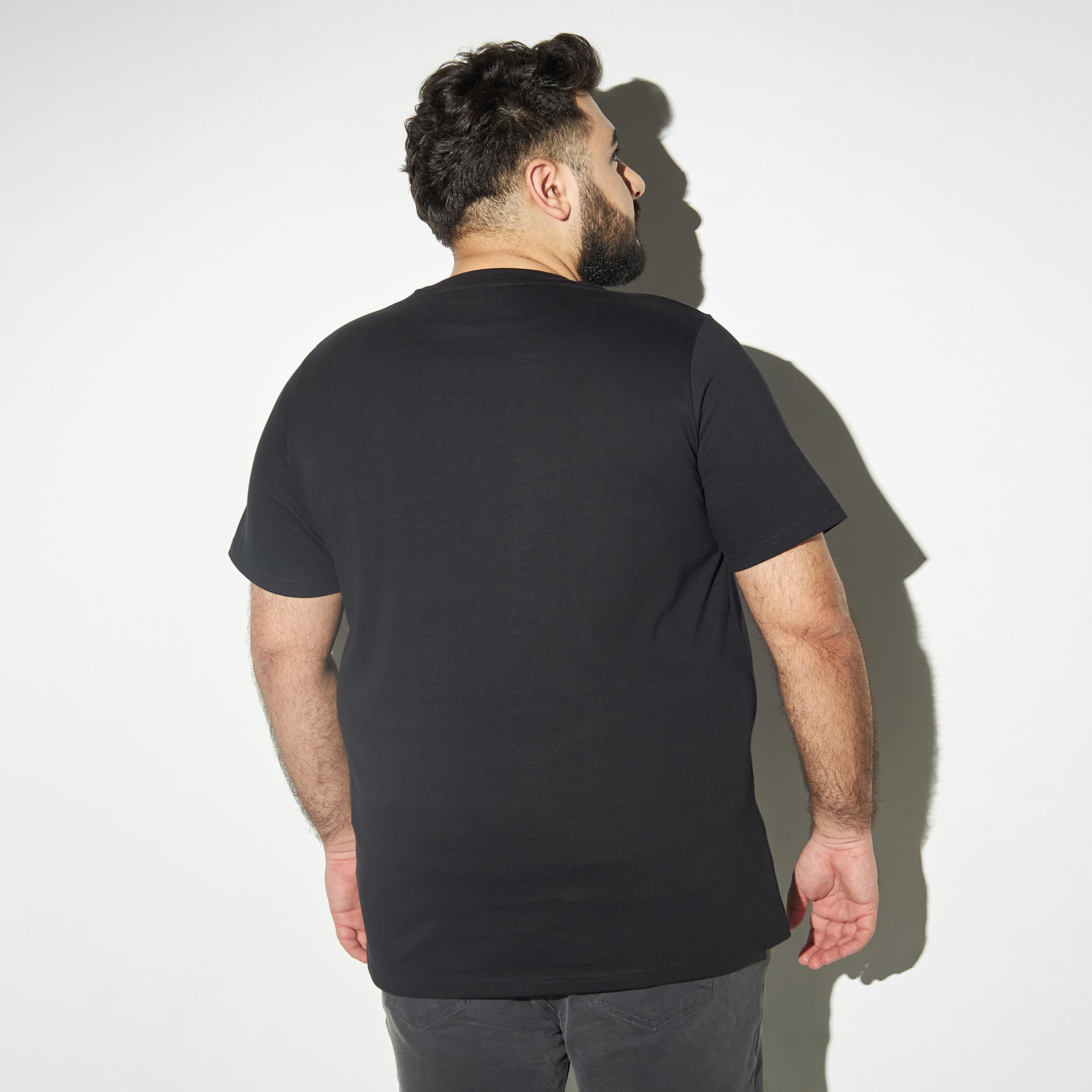 تيشيرت مقاس كبير بطبعات وياقة ضيّقة وأكمام قصيرة-men-clothing-tshirtsandpolos-tshirts-image-4