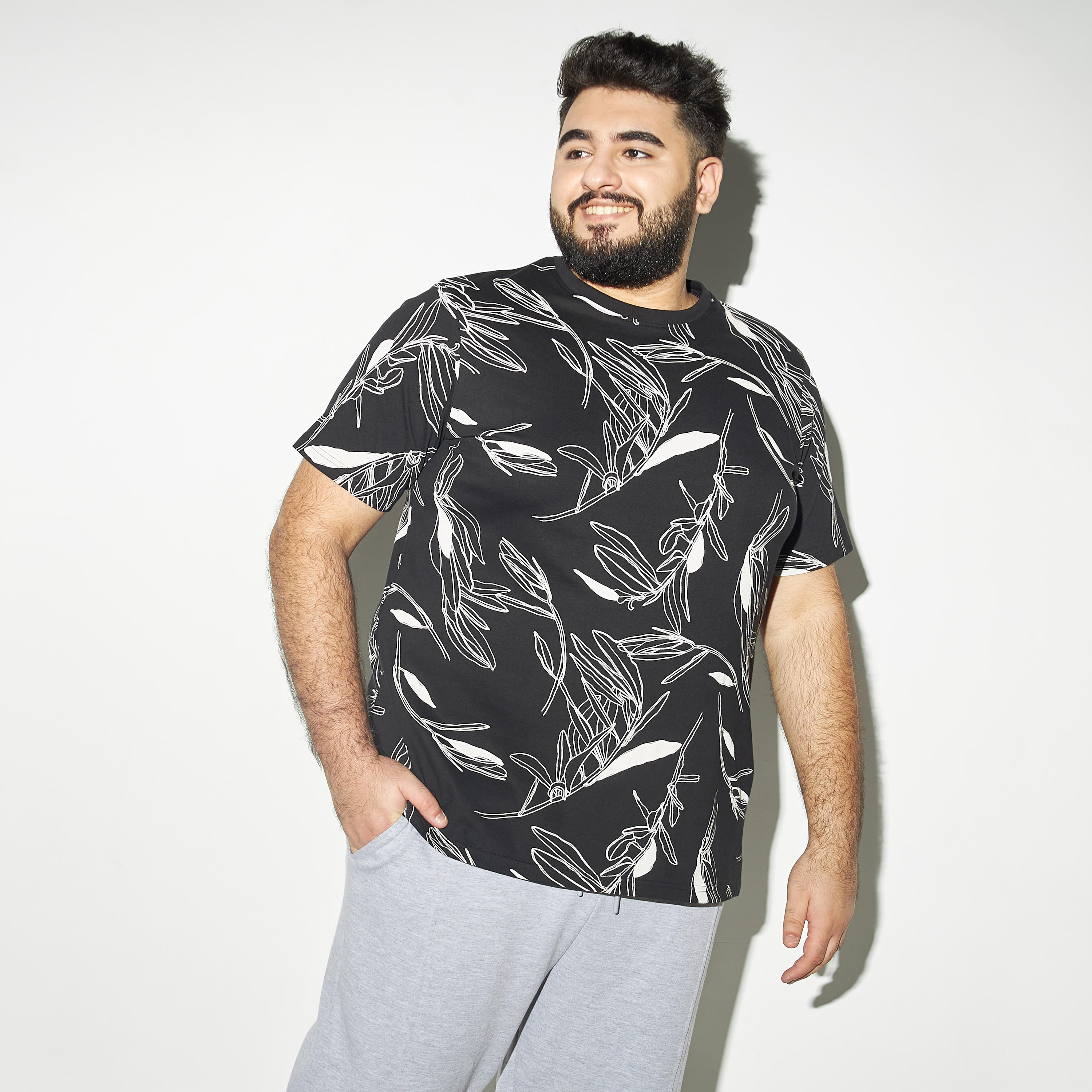 تيشيرت بياقة ضيّقة وأكمام قصيرة وطبعات-men-clothing-tshirtsandpolos-tshirts-image-1