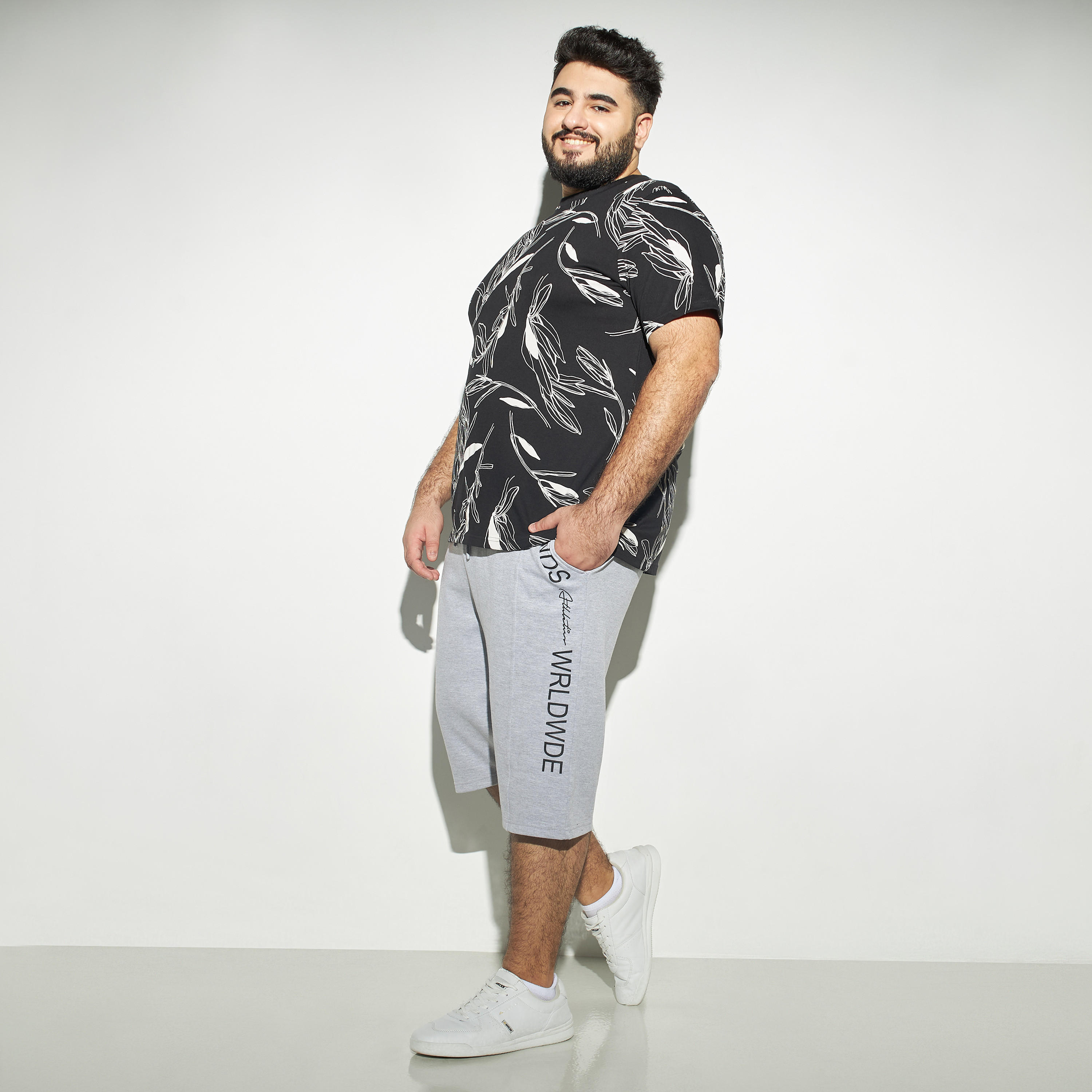 تيشيرت بياقة ضيّقة وأكمام قصيرة وطبعات-men-clothing-tshirtsandpolos-tshirts-image-2