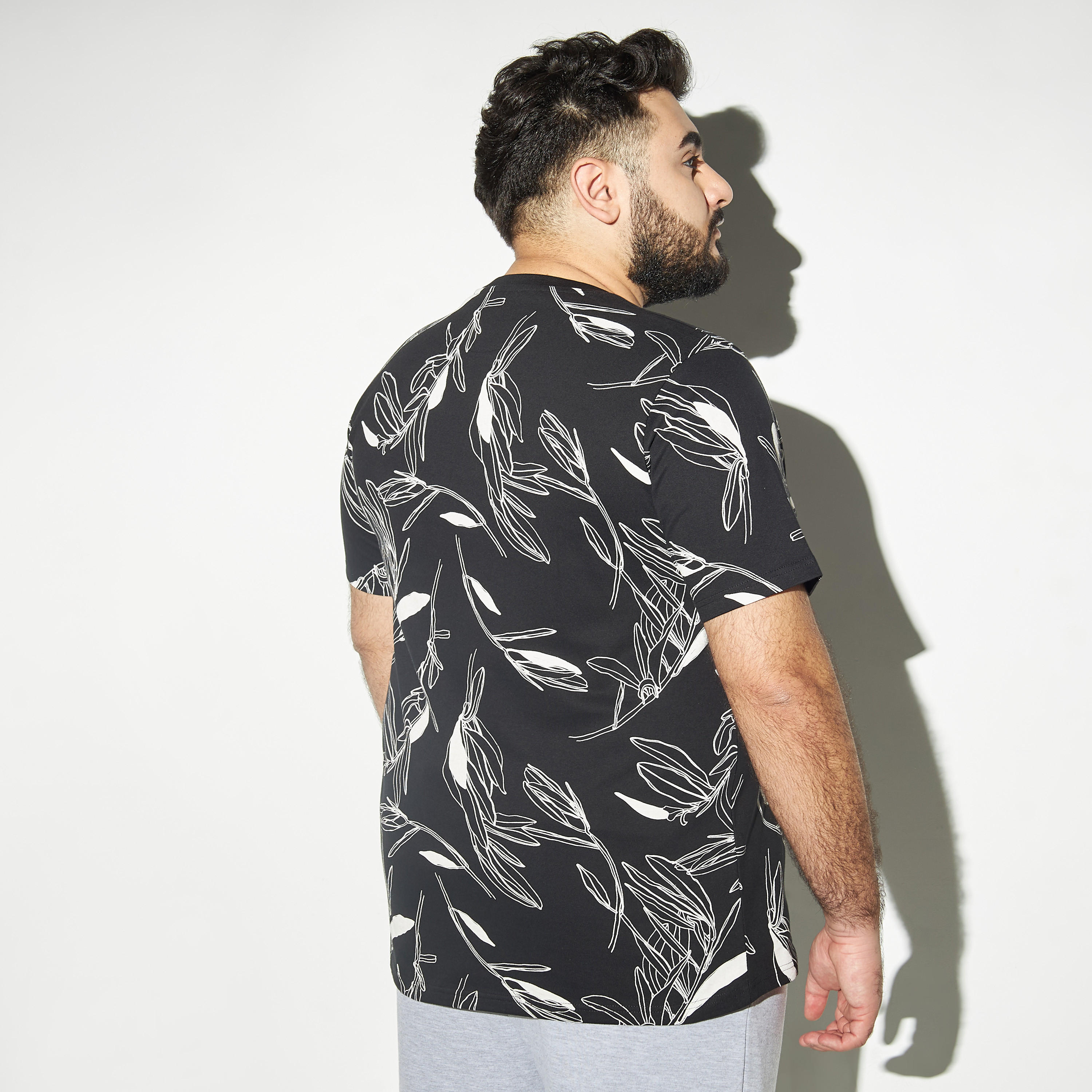 تيشيرت بياقة ضيّقة وأكمام قصيرة وطبعات-men-clothing-tshirtsandpolos-tshirts-image-3